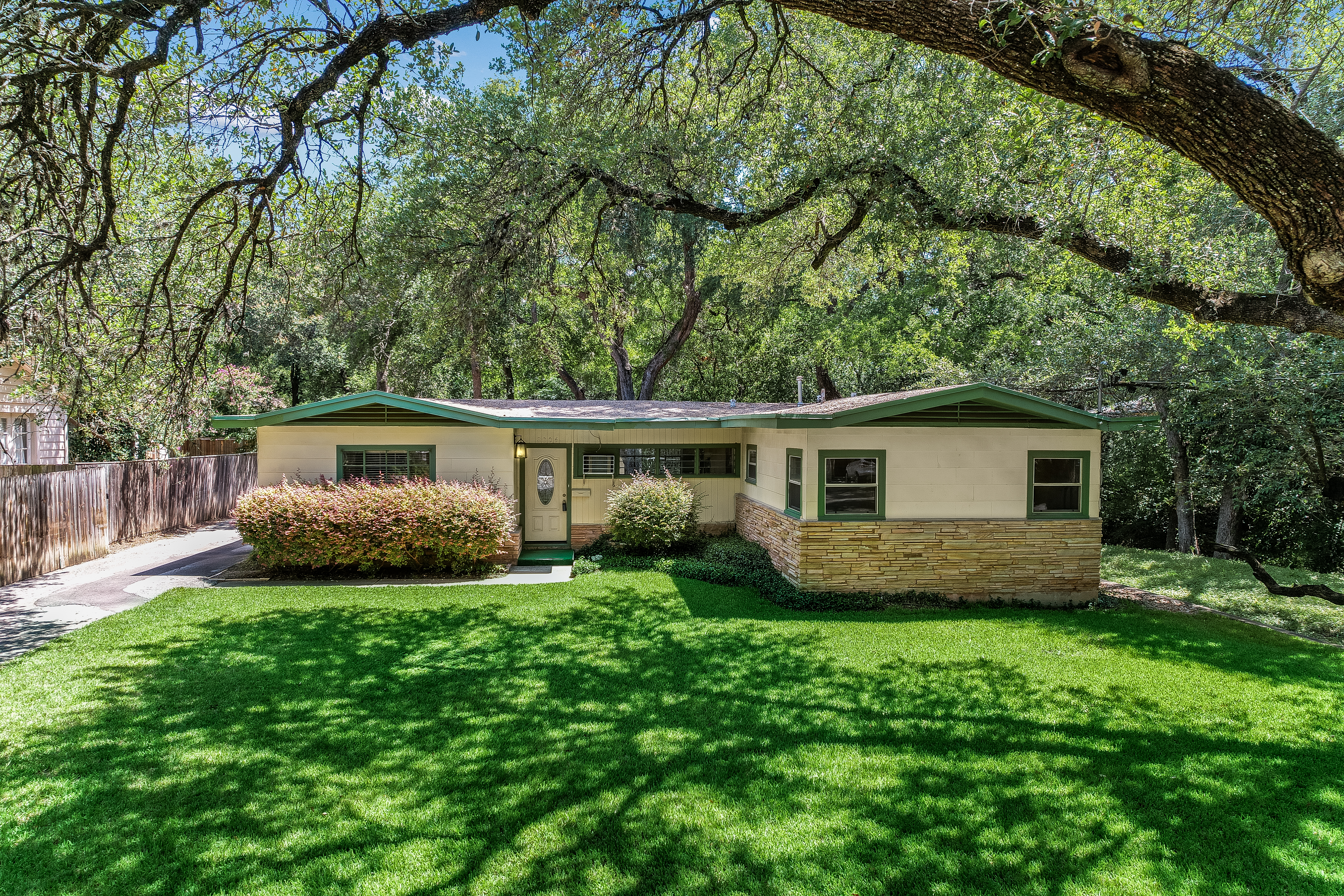  JUST LISTED in Tarrytown - 物件實景