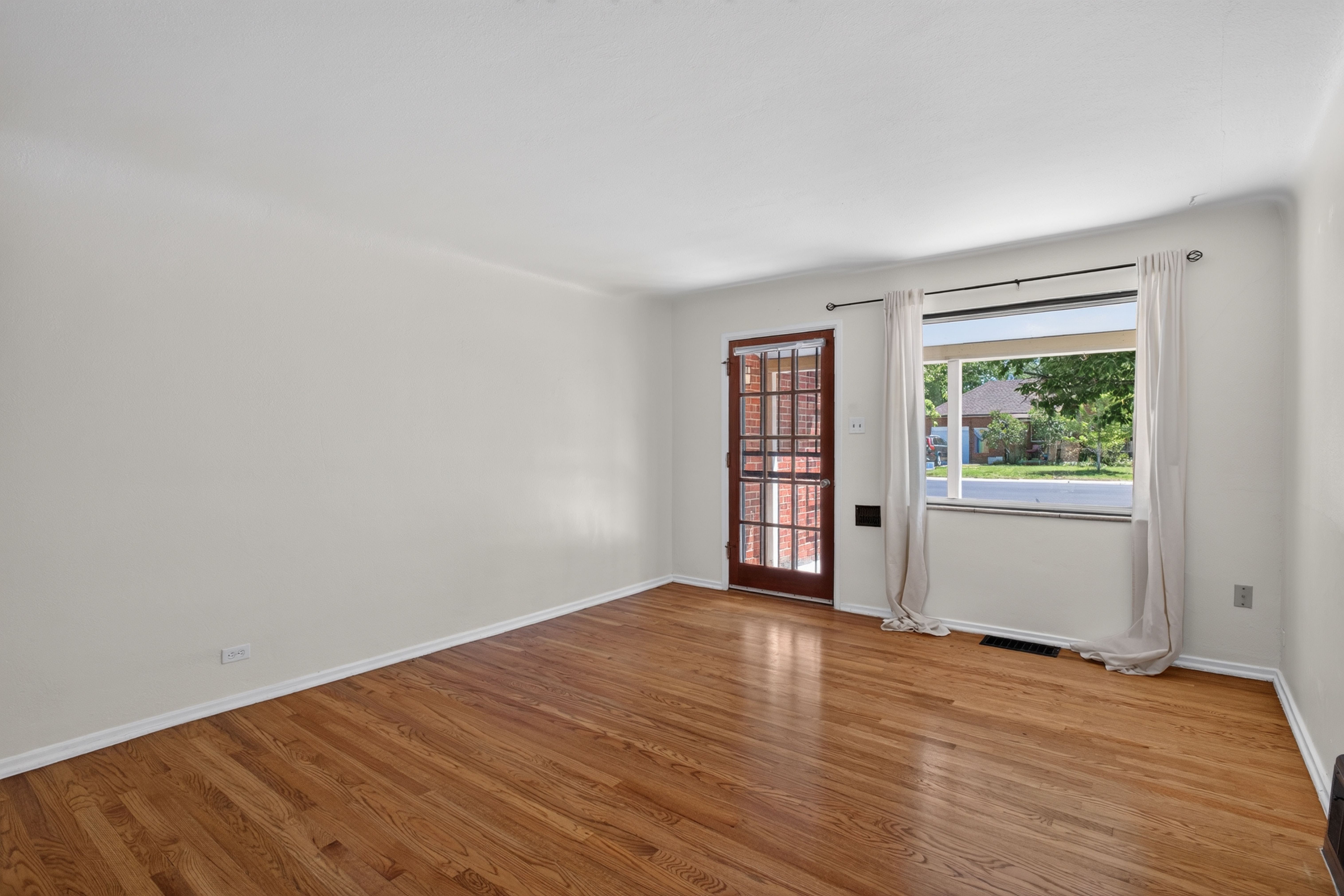  Charming Mayfair Brick Home: Sunroom Oasis & Private Pergola Backyard - 物件實景