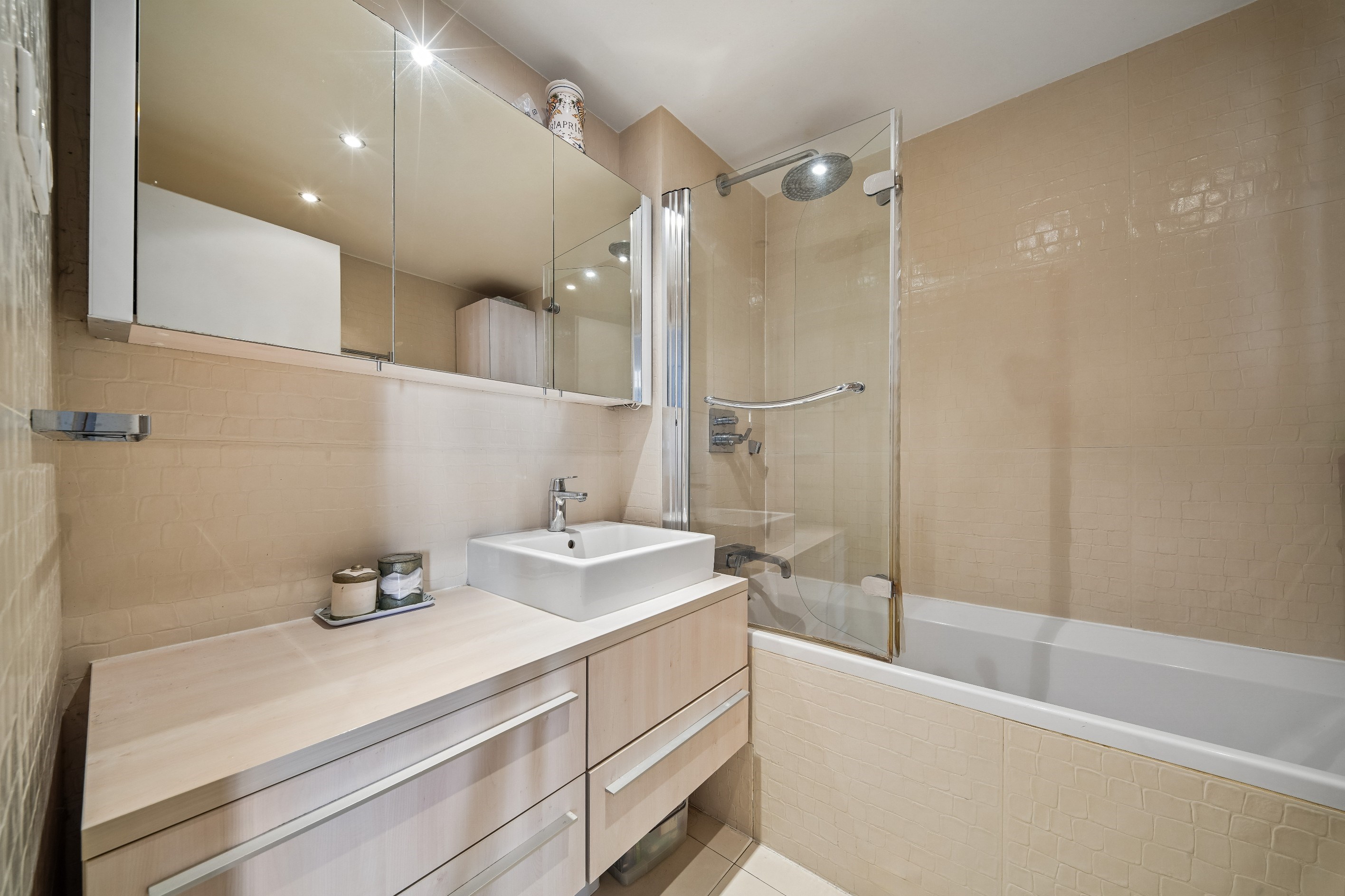  Renovated Family Apartment with Balconies – Pasteur School Catchment Area - 物件實景