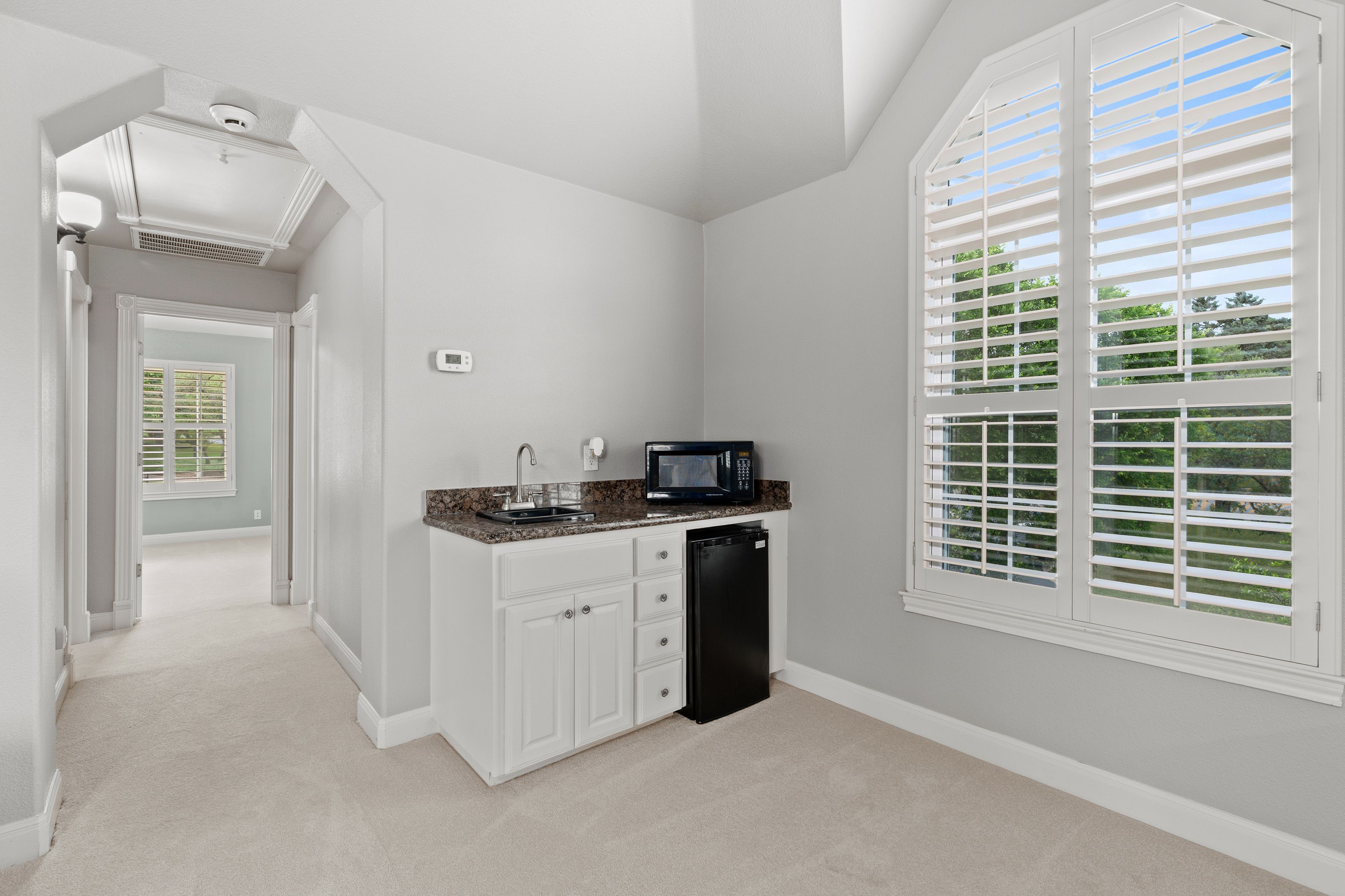  Spacious Estate with Poolside Views - 物件實景