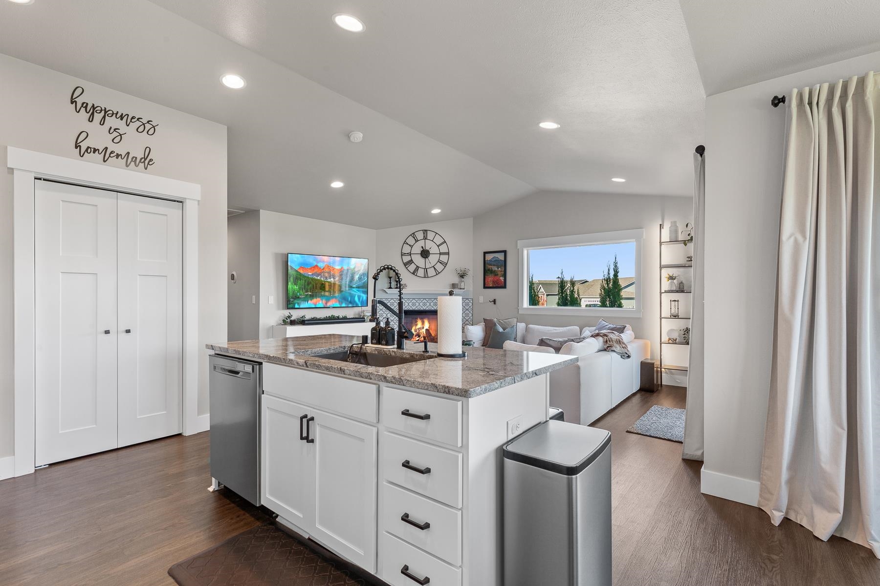 Greenacres, Washington, 99016, United States, 3 Bedrooms Bedrooms, ,2 BathroomsBathrooms,Residential,For Sale,1988561