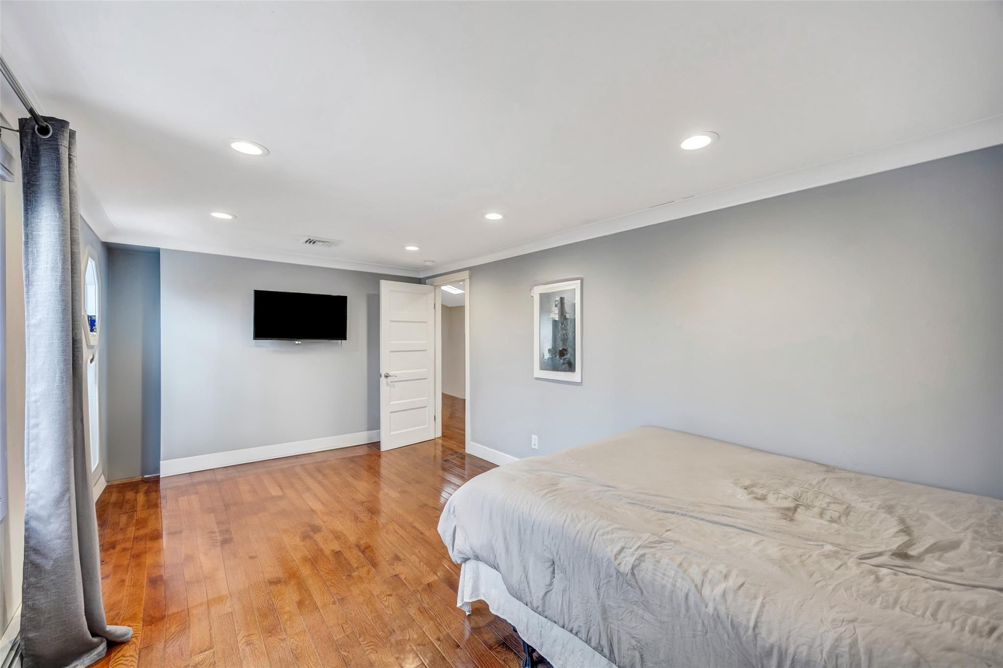 Lindenhurst, New York, 11757, United States, 5 Bedrooms Bedrooms, ,3 BathroomsBathrooms,Residential,For Sale,1707777
