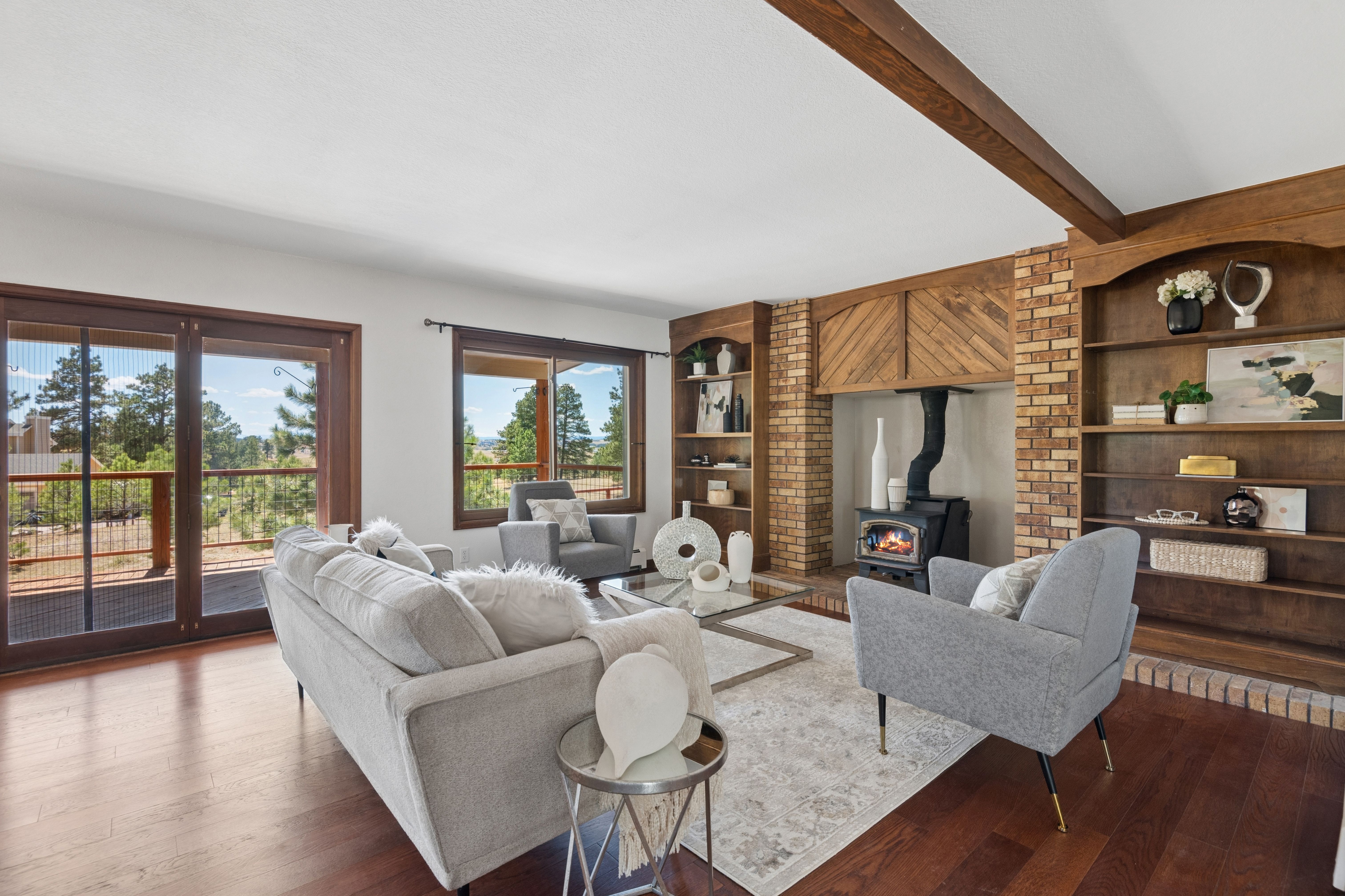  Set behind a gated entry on two and a half wooded acres - 物件實景