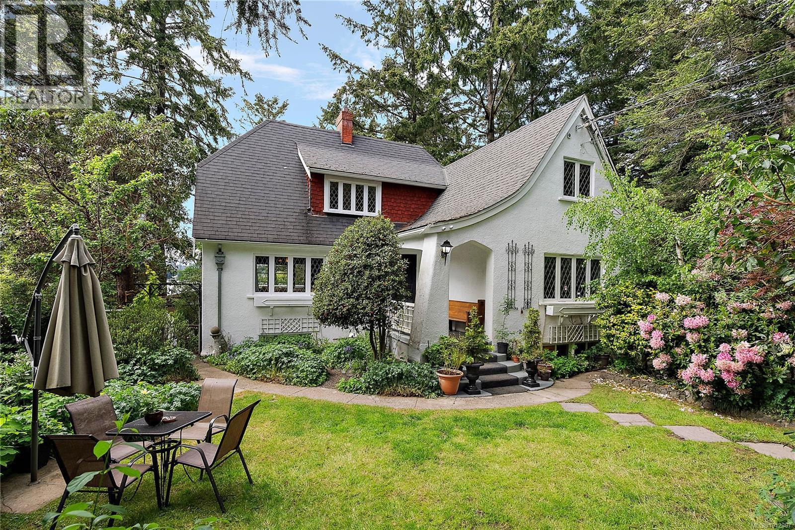 SAANICH, British Columbia, V9A 2R8, CA, 6 Bedrooms Bedrooms, ,3 BathroomsBathrooms,Residential,For Sale,1948762