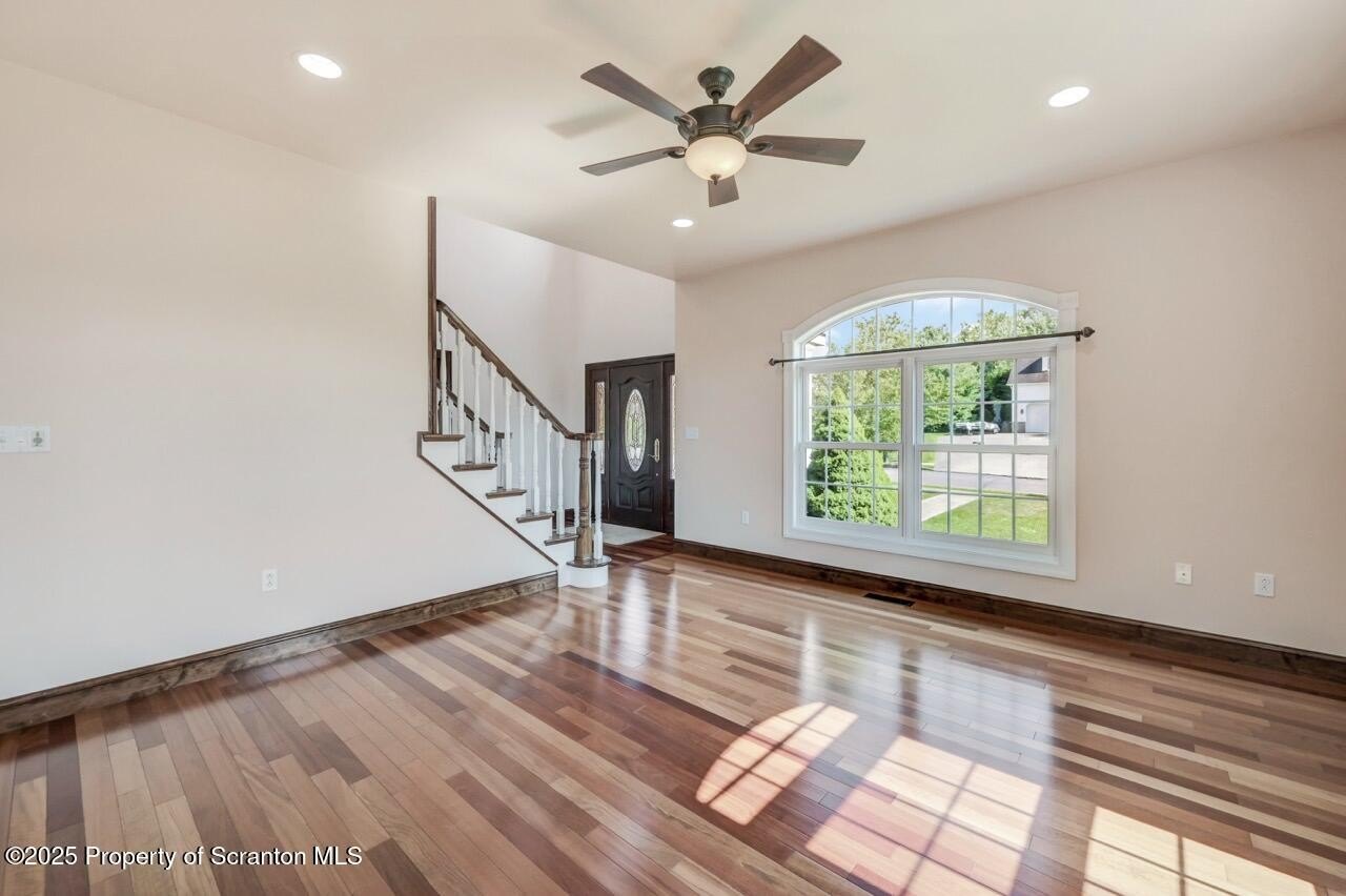 Throop, Pennsylvania, 18512, United States, 3 Bedrooms Bedrooms, ,3 BathroomsBathrooms,Residential,For Sale,1889511