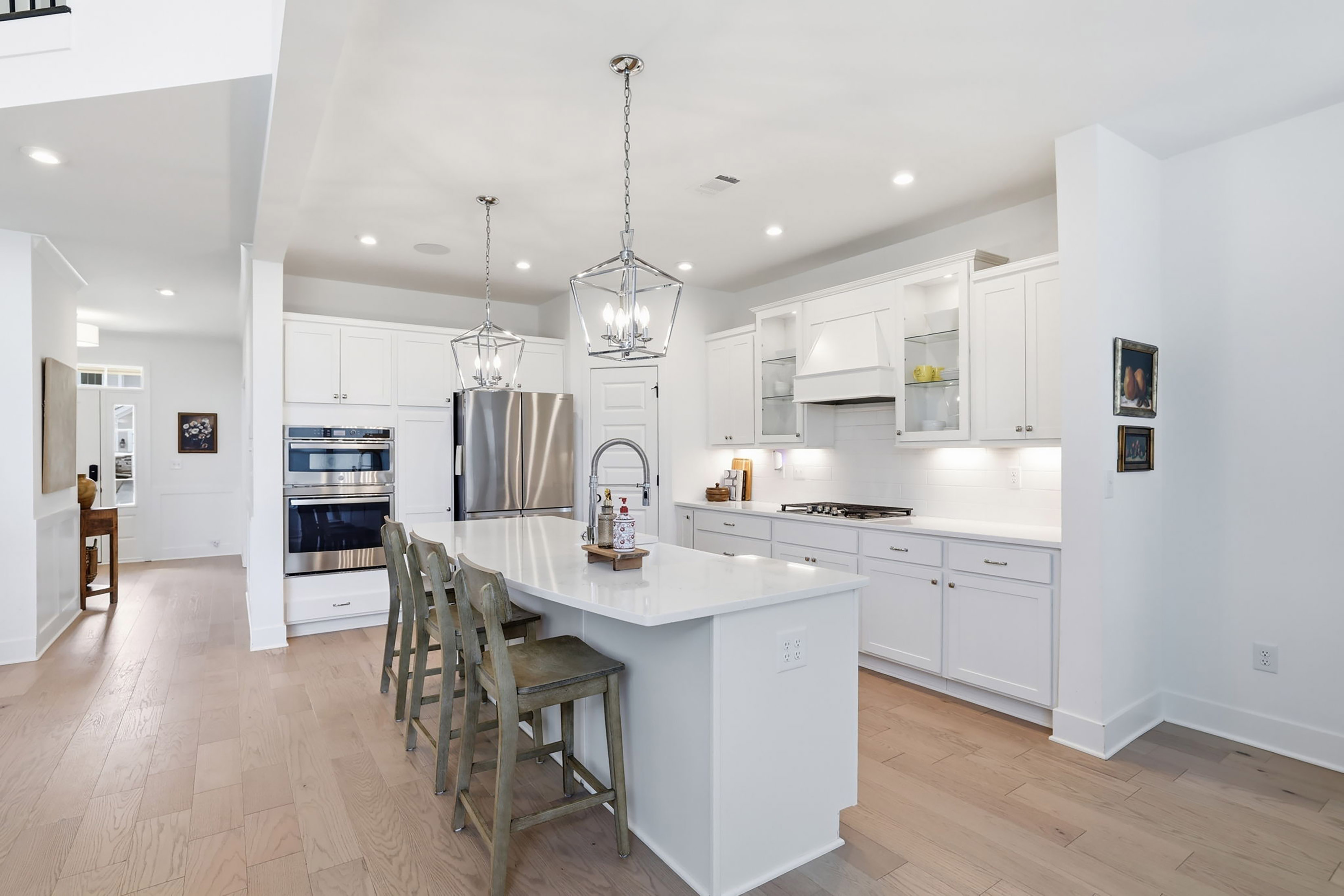  Stunning White Brick Modern Farmhouse Blends Timeless Charm with Elevated Design - 物件實景