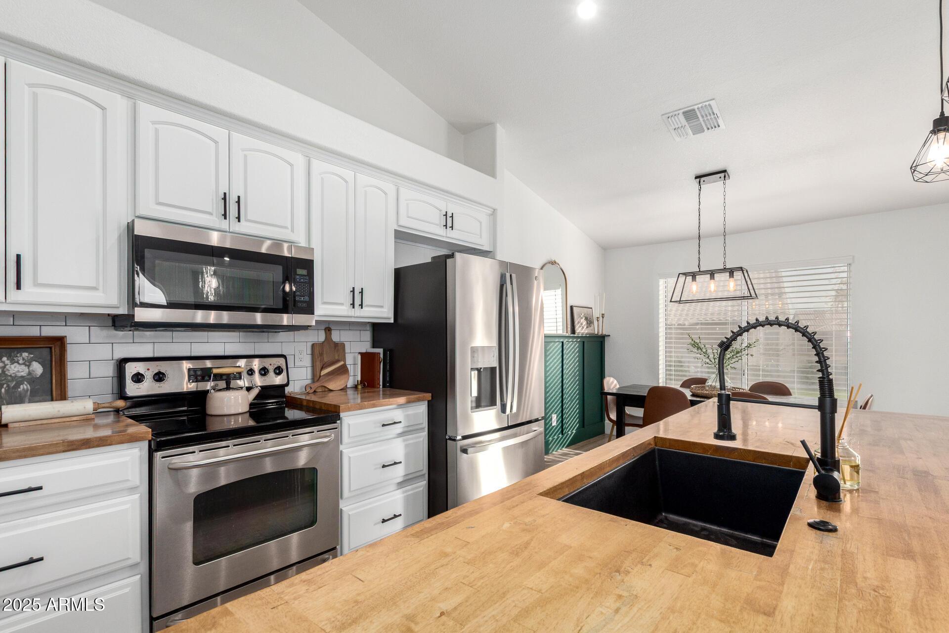 Peoria, Arizona, 85382, United States, 3 Bedrooms Bedrooms, ,2 BathroomsBathrooms,Residential,For Sale,2006297