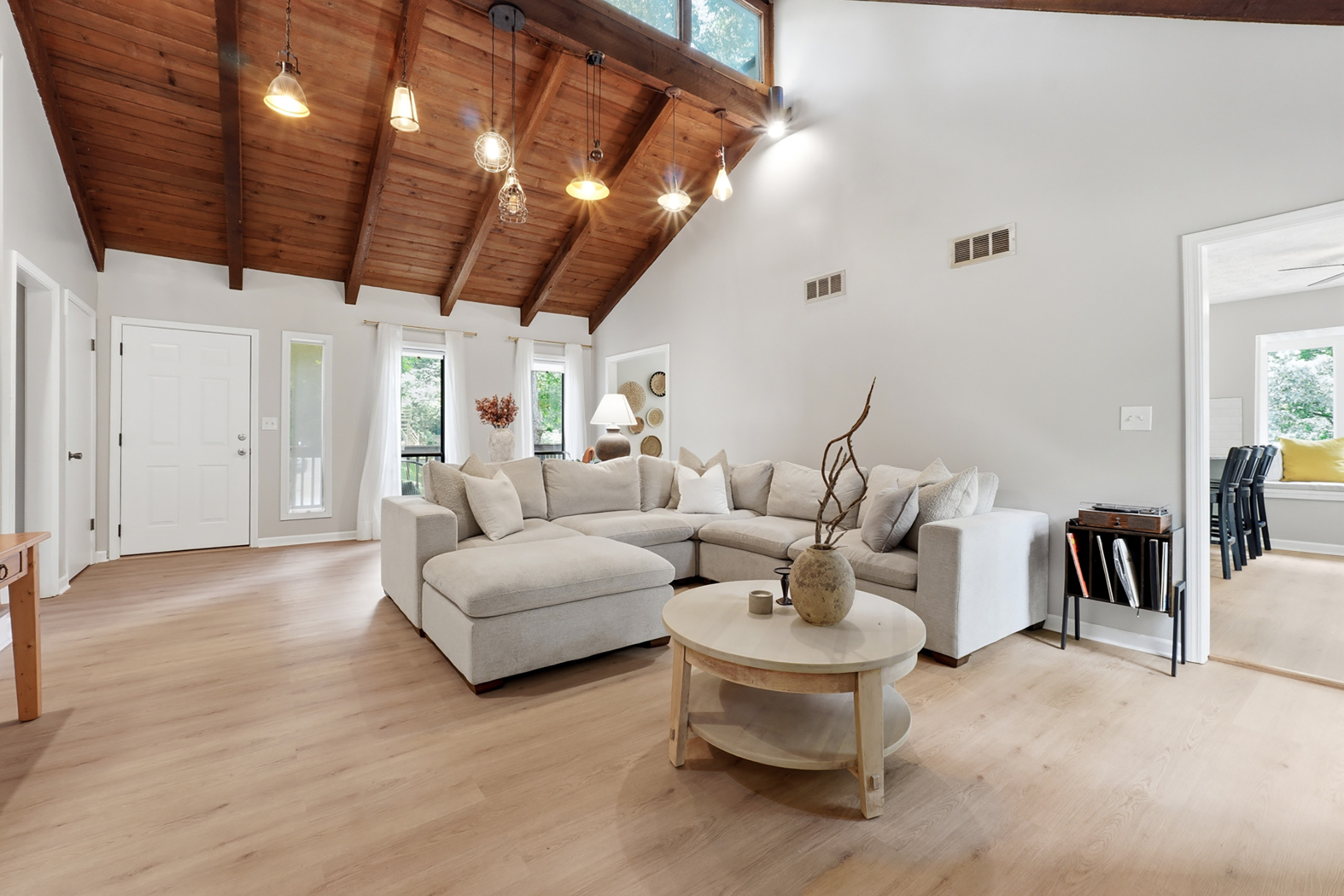  Lassiter HS Contemporary – Architectural Character Meets Thoughtful Renovation - 物件實景