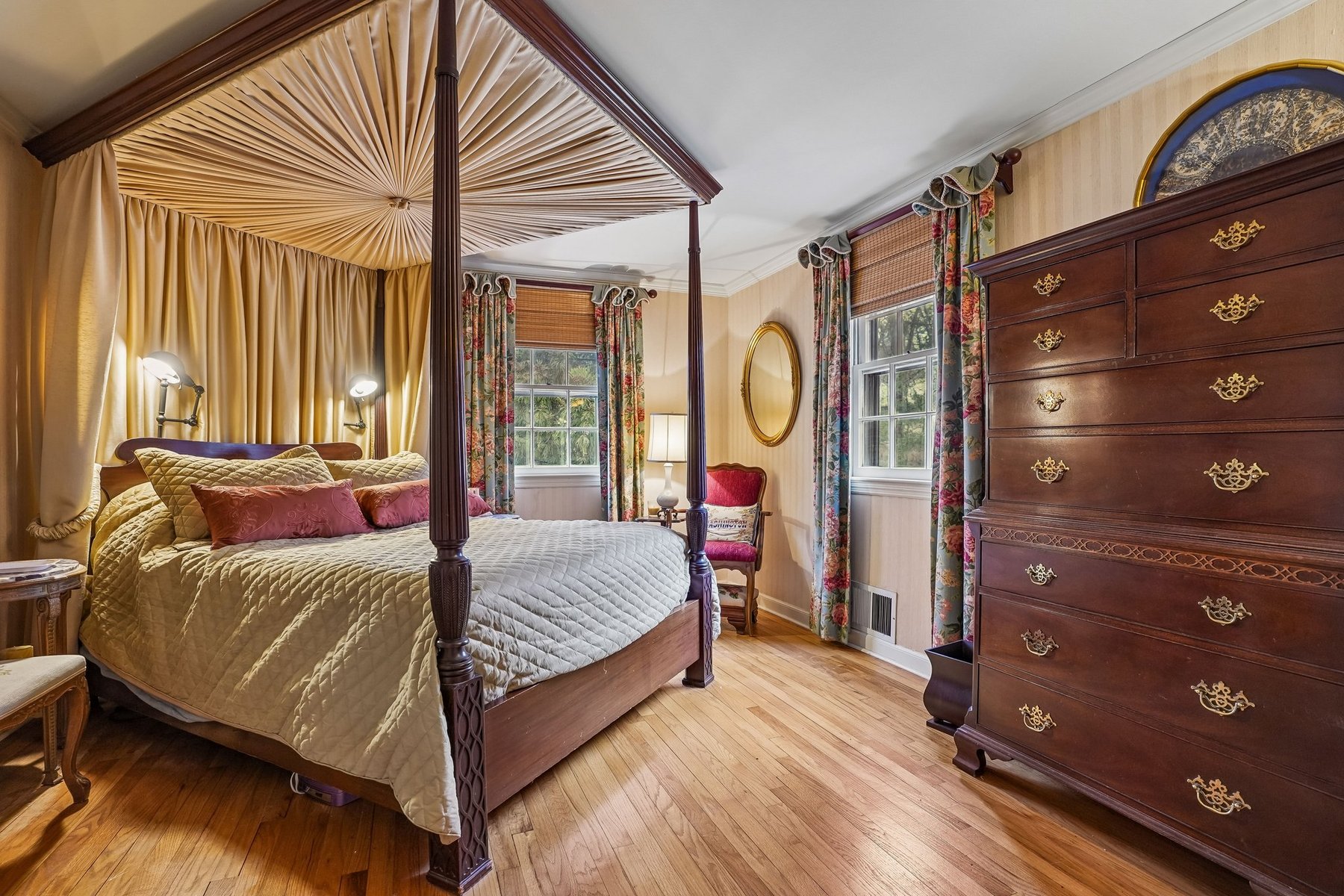  Classic Center Hall Colonial Privately Set on 1.2 Acres - 物件實景