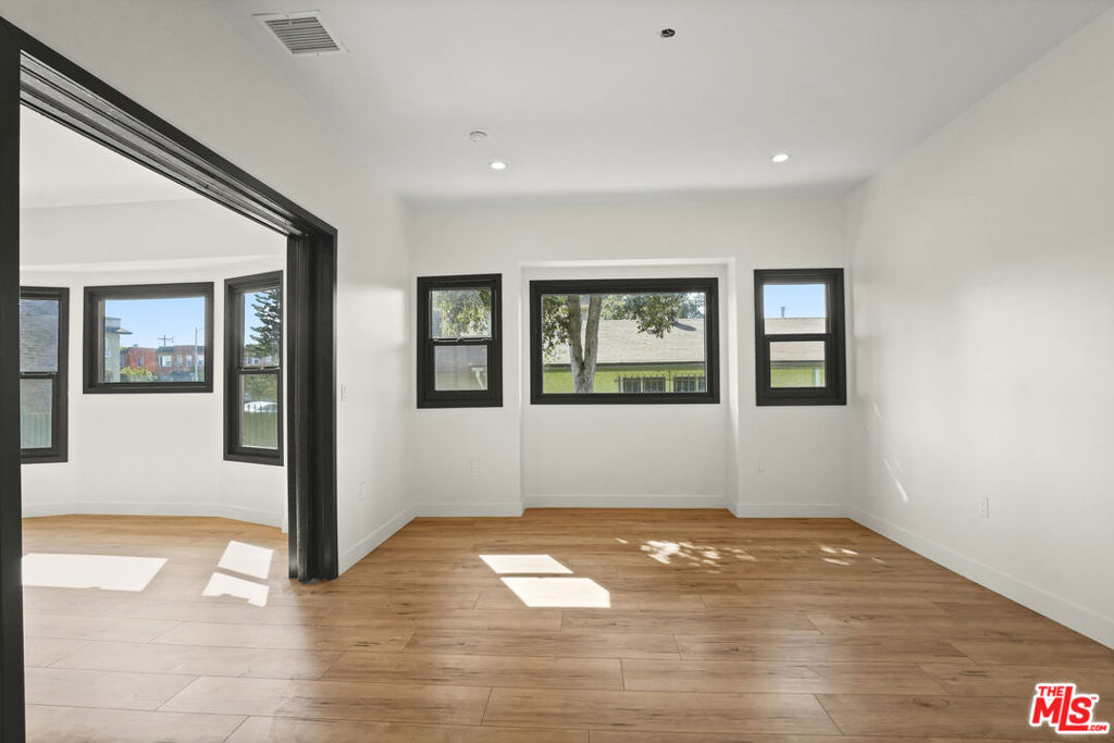 Los Angeles, California, 90007, United States, 5 Bedrooms Bedrooms, ,3 BathroomsBathrooms,Residential,For Sale,1975111