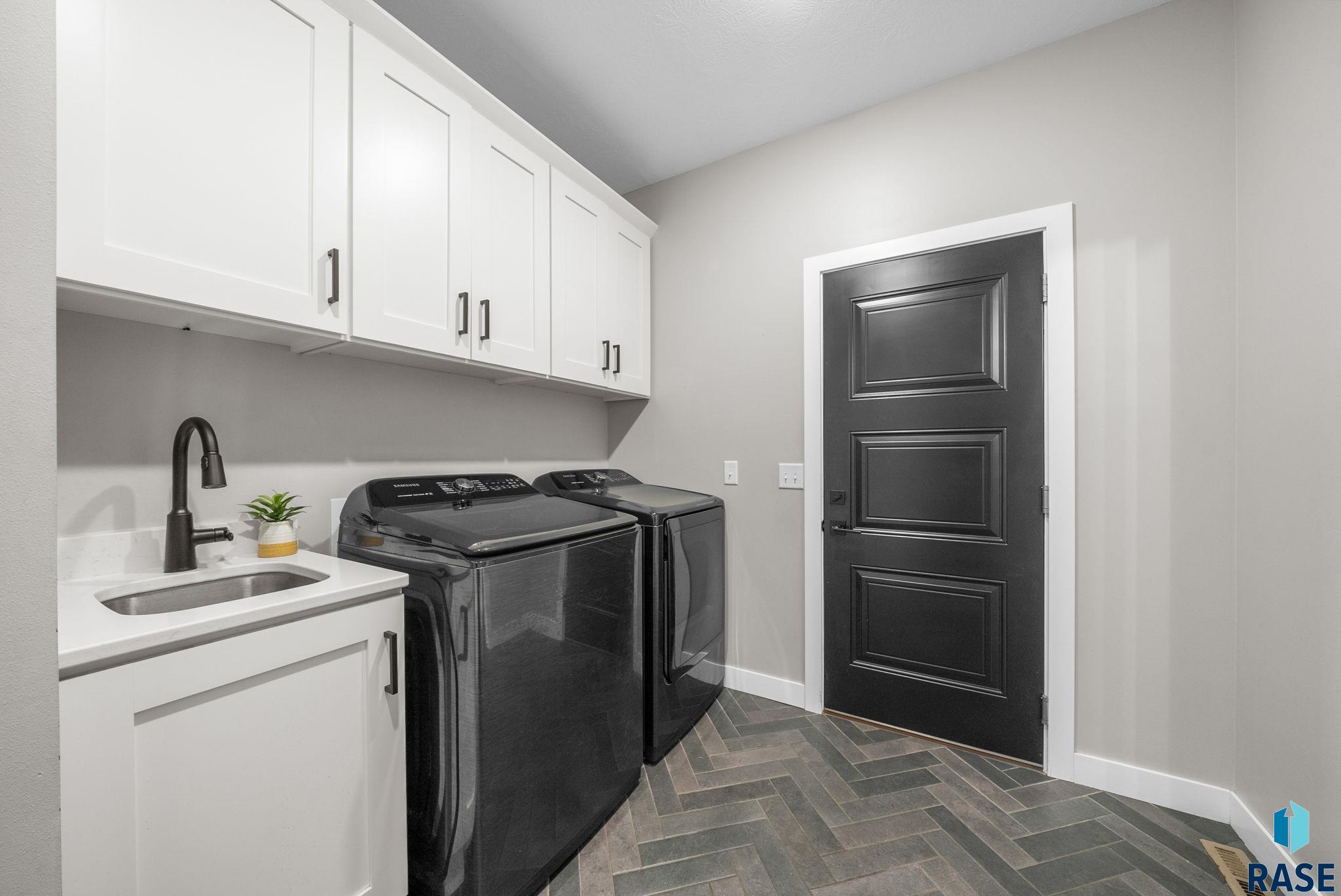 Sioux Falls, South Dakota, 57110, United States, 6 Bedrooms Bedrooms, ,4 BathroomsBathrooms,Residential,For Sale,1892157