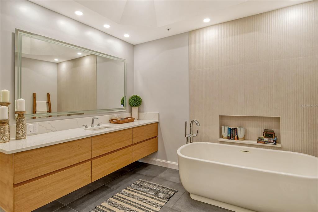 Longboat Key, Florida, 34228, United States, 3 Bedrooms Bedrooms, ,4 BathroomsBathrooms,Residential,For Sale,1962388