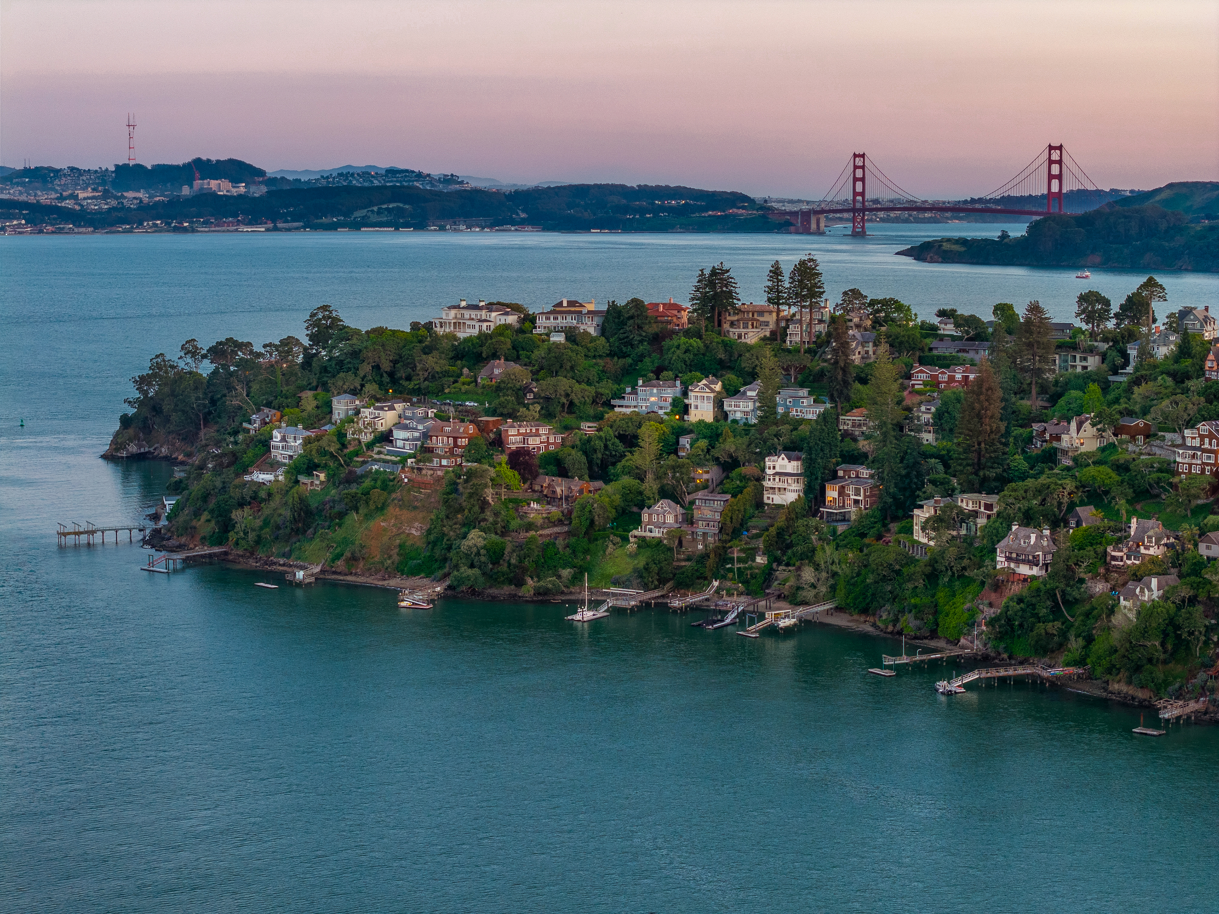  Coastal Living on Coveted Beach Road - 物件實景