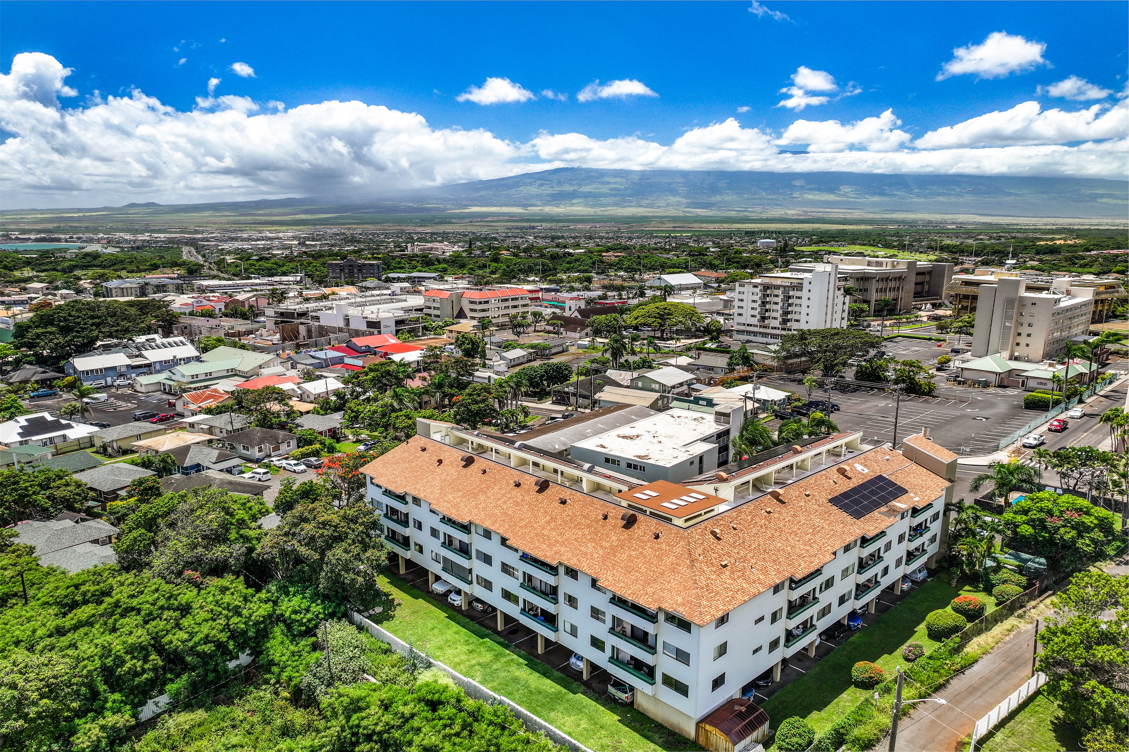  Centrally Located Living with Vaulted Ceilings and Views - 物件實景