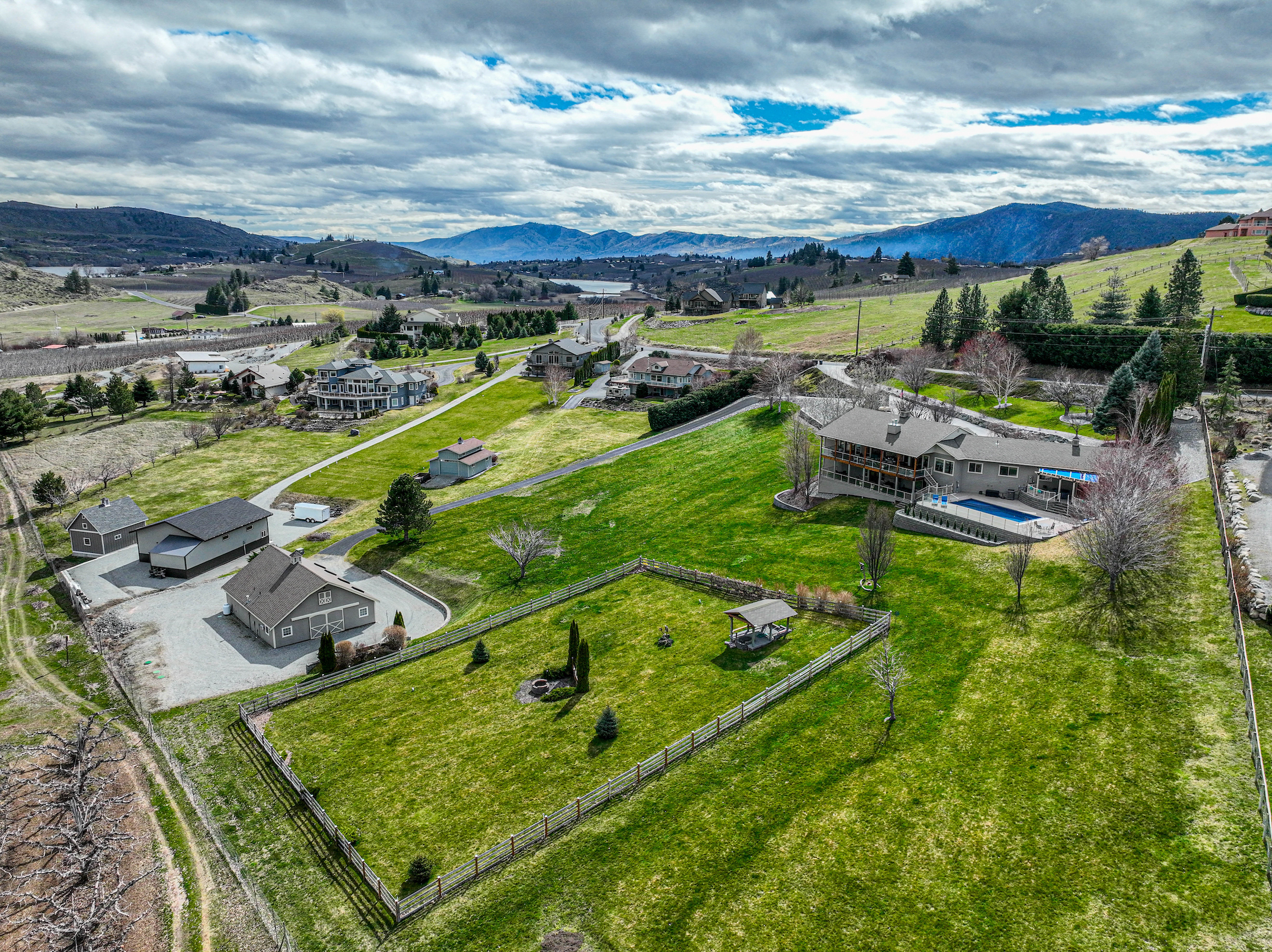  Lake Chelan View Estate with Barn & Acreage - 物件實景