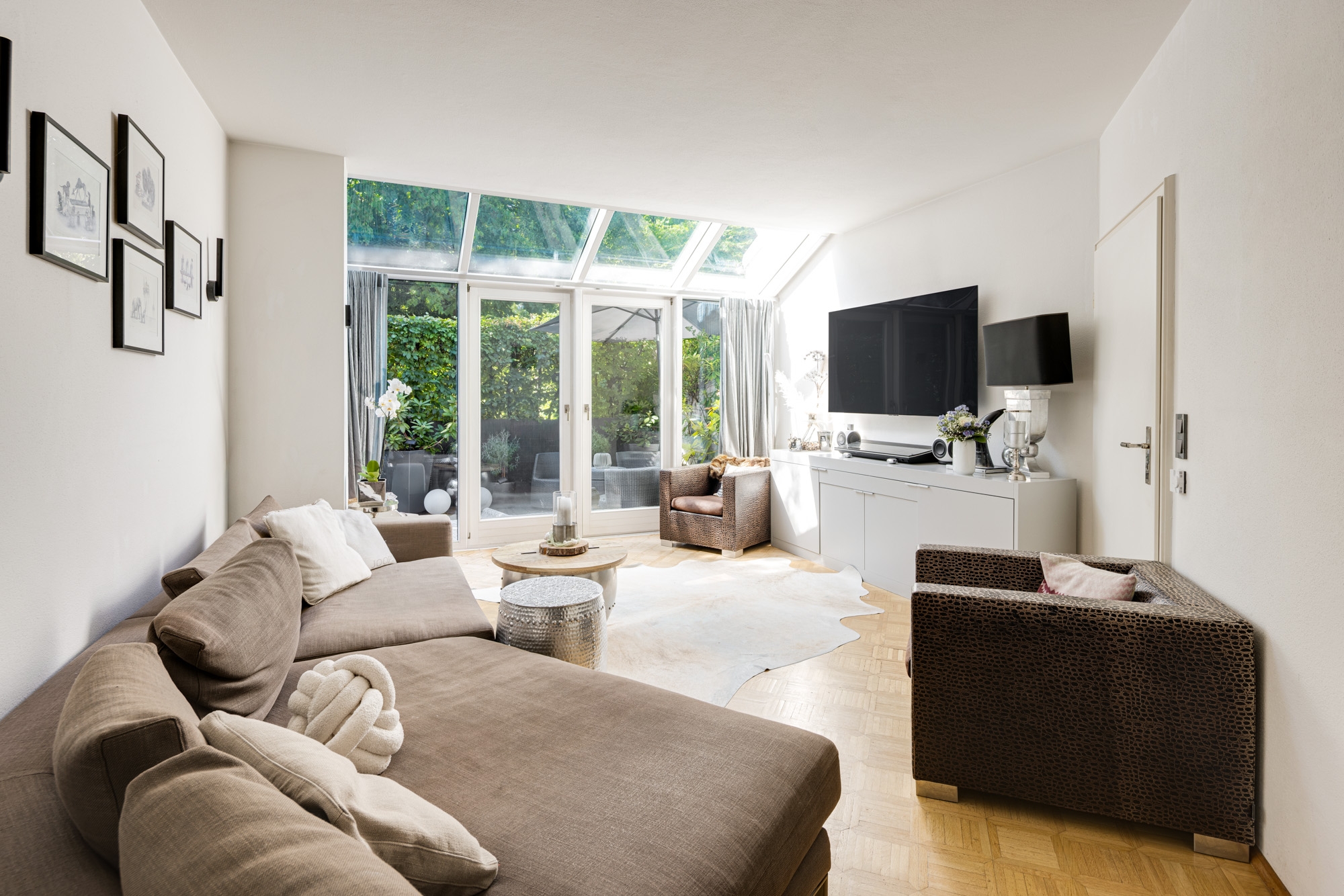  Living Between Nature and the City – Semi-Detached House with a Pool - 物件實景