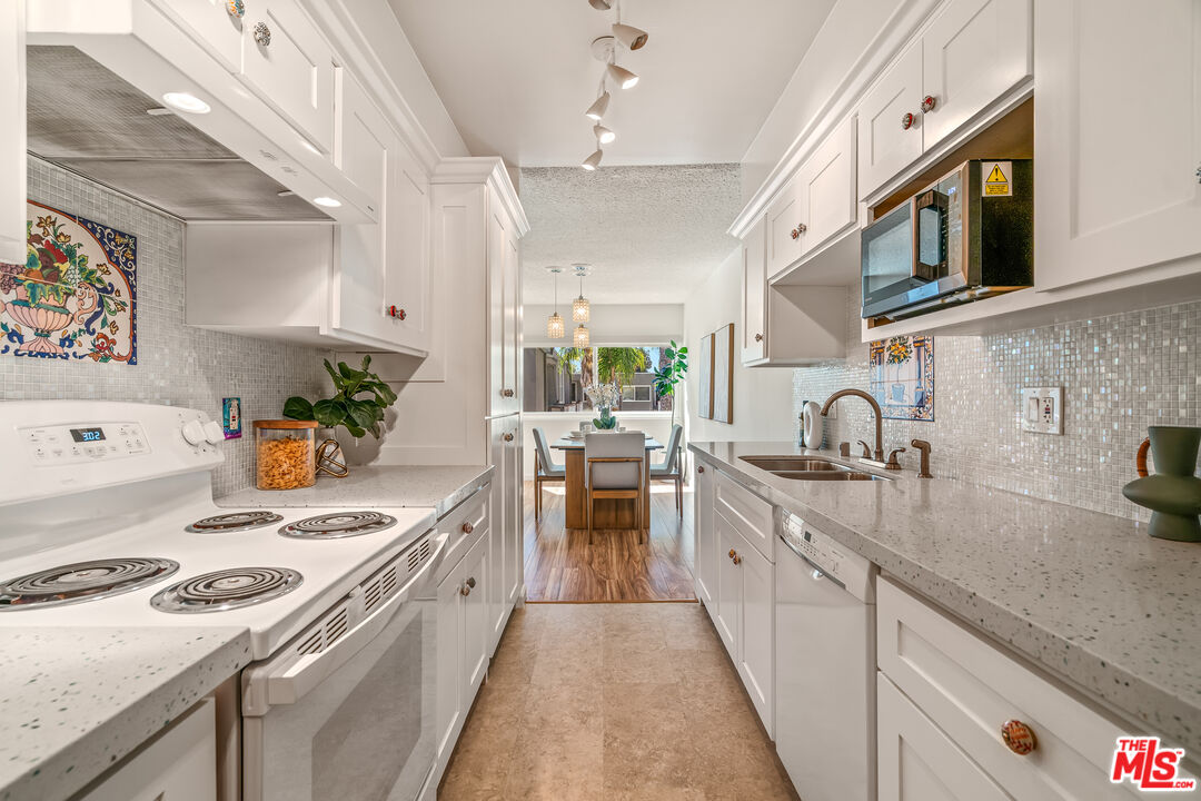 Sherman Oaks, California, 91423, United States, 2 Bedrooms Bedrooms, ,2 BathroomsBathrooms,Residential,For Sale,1920013