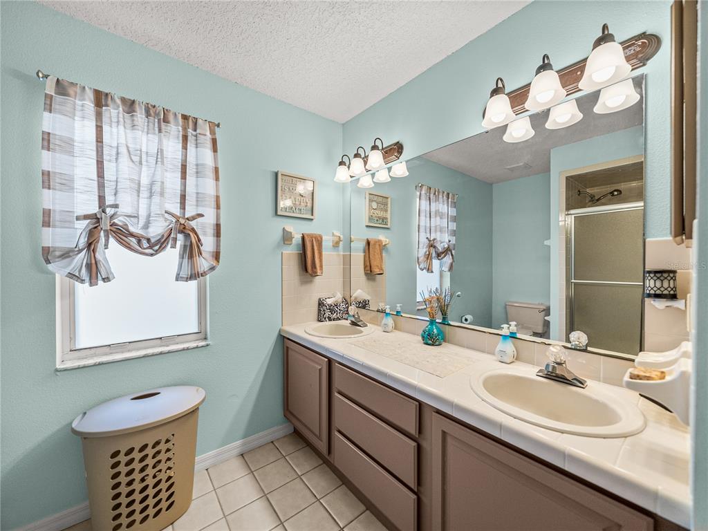 Lakeland, Florida, 33810, United States, 5 Bedrooms Bedrooms, ,4 BathroomsBathrooms,Residential,For Sale,1696884