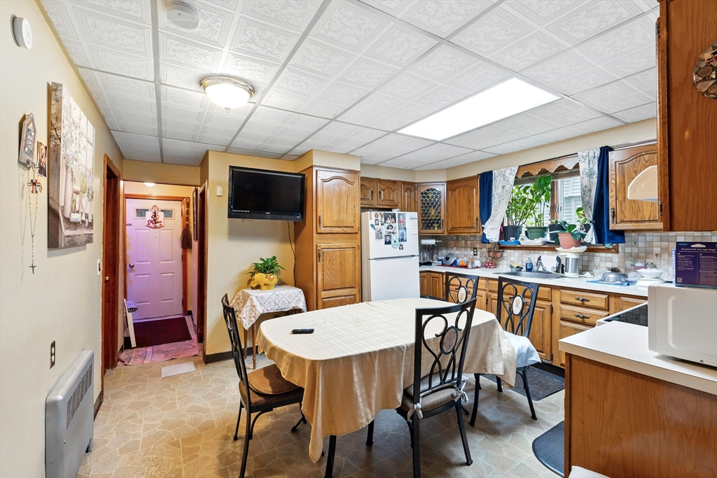 Worcester, Massachusetts, 01603, United States, 9 Bedrooms Bedrooms, ,3 BathroomsBathrooms,Residential,For Sale,1927945