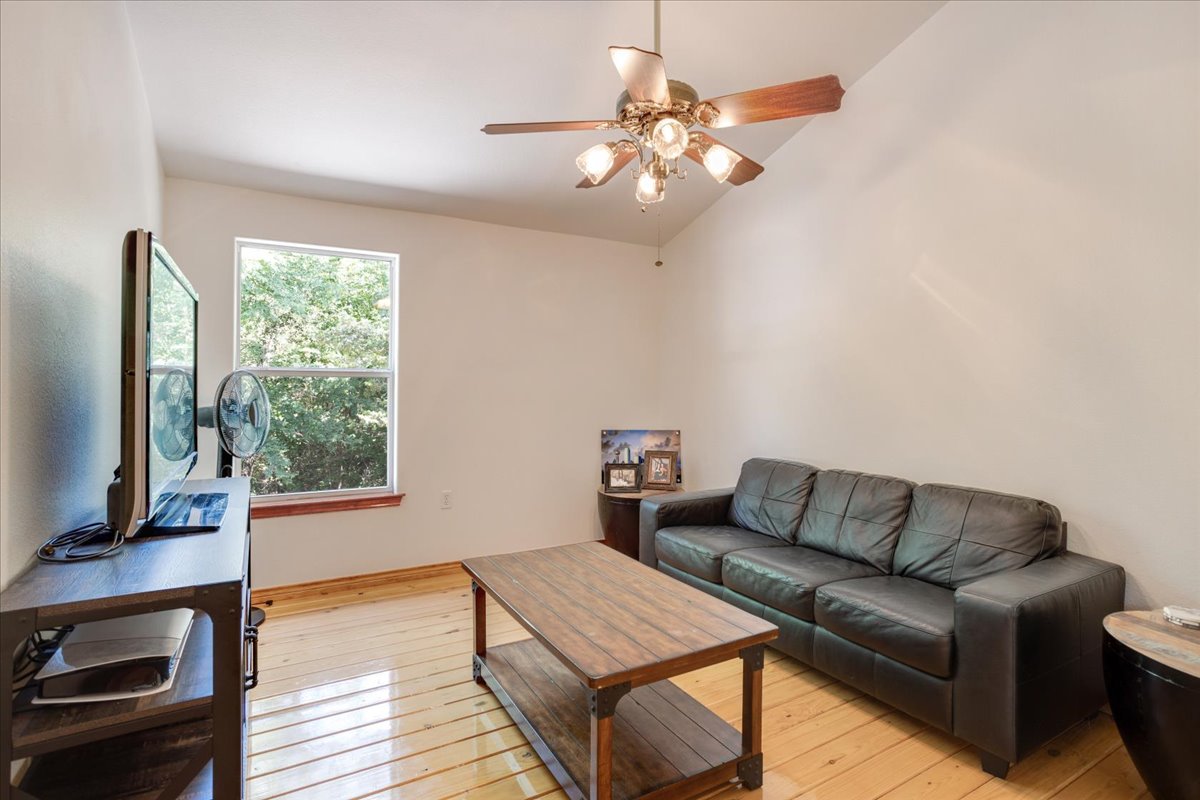 Bonham, Texas, 75418, United States, 6 Bedrooms Bedrooms, ,3 BathroomsBathrooms,Residential,For Sale,1983606