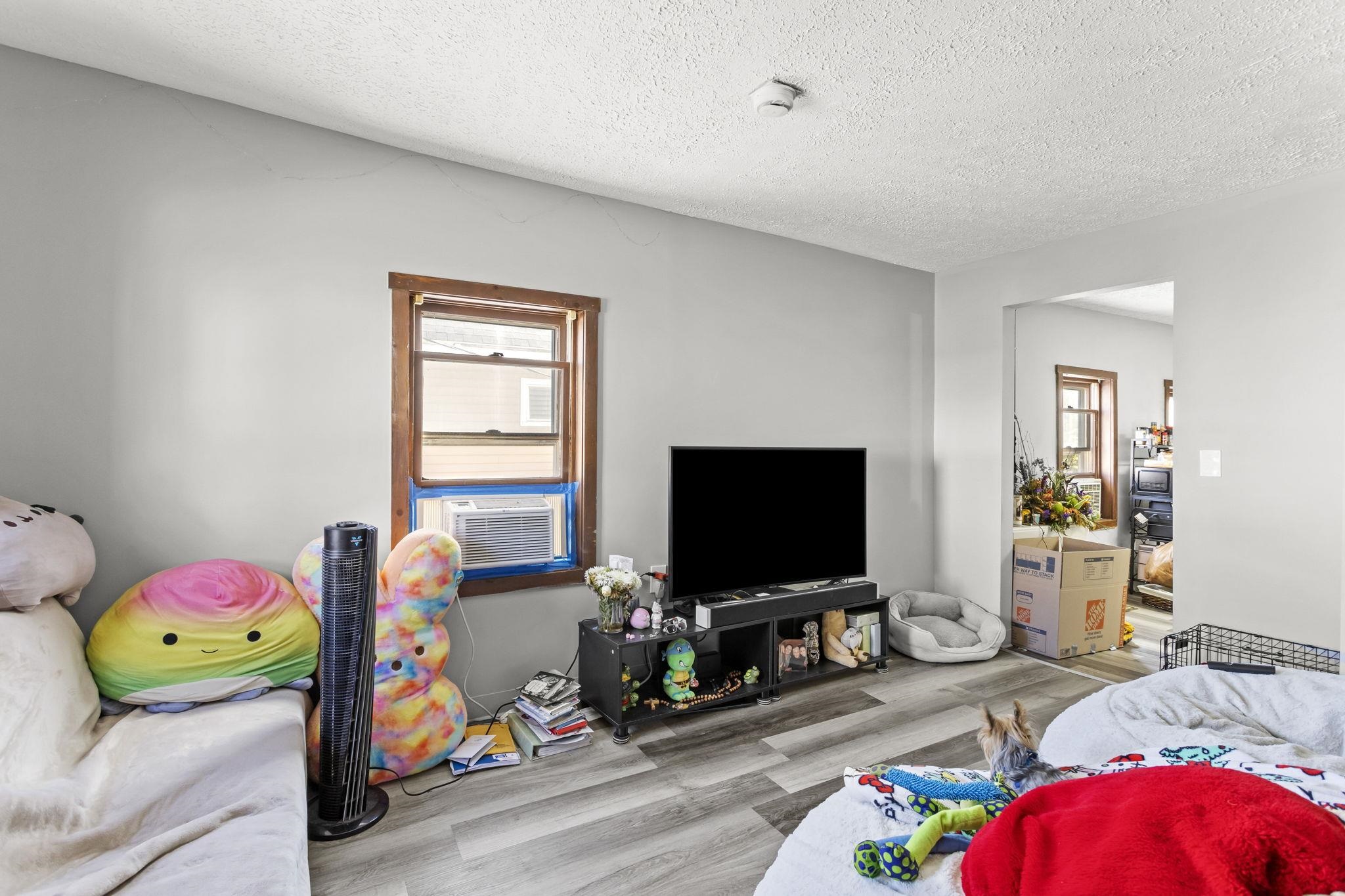 Manchester, New Hampshire, 03103, United States, ,3 BathroomsBathrooms,Residential,For Sale,1979681