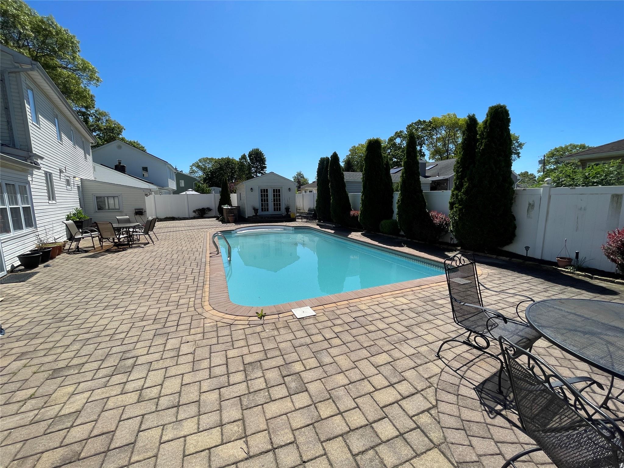 West Islip, New York, 11795, United States, 4 Bedrooms Bedrooms, ,3 BathroomsBathrooms,Residential,For Sale,1869198