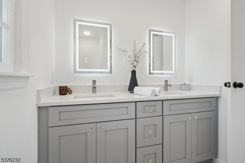 West Orange Twp., New Jersey, 07052, United States, 4 Bedrooms Bedrooms, ,3 BathroomsBathrooms,Residential,For Sale,1918388