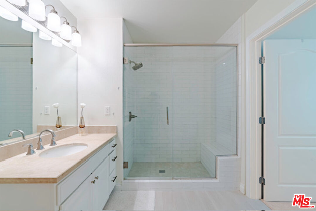 Los Angeles, California, 90019, United States, 2 Bedrooms Bedrooms, ,2 BathroomsBathrooms,Residential,For Sale,1998482