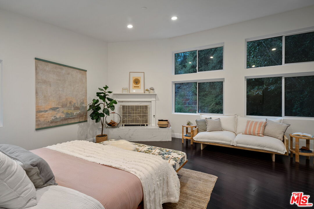 Los Angeles, California, 90046, United States, 3 Bedrooms Bedrooms, ,2 BathroomsBathrooms,Residential,For Sale,1910826