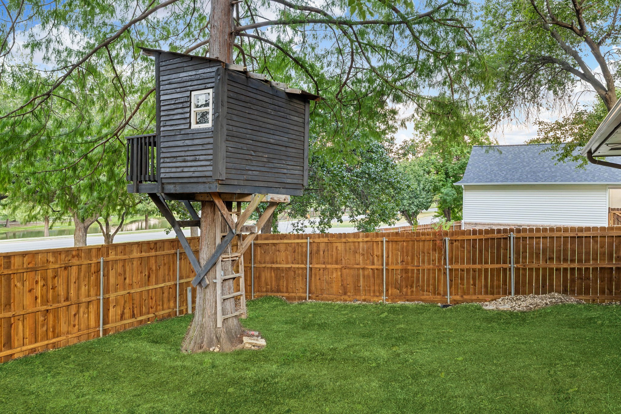 Irving, Texas, 75062, United States, 4 Bedrooms Bedrooms, ,3 BathroomsBathrooms,Residential,For Sale,1933641