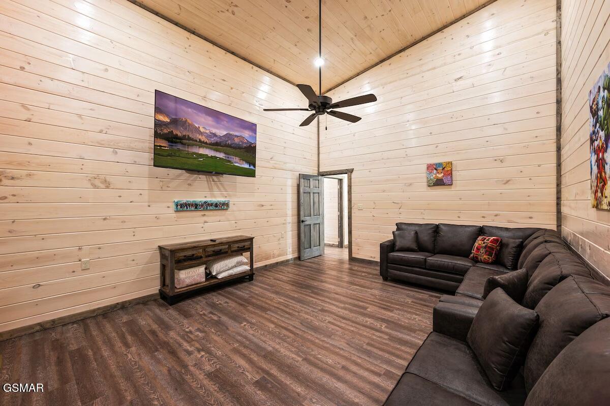 Gatlinburg, Tennessee, 37738, United States, 4 Bedrooms Bedrooms, ,5 BathroomsBathrooms,Residential,For Sale,2048286
