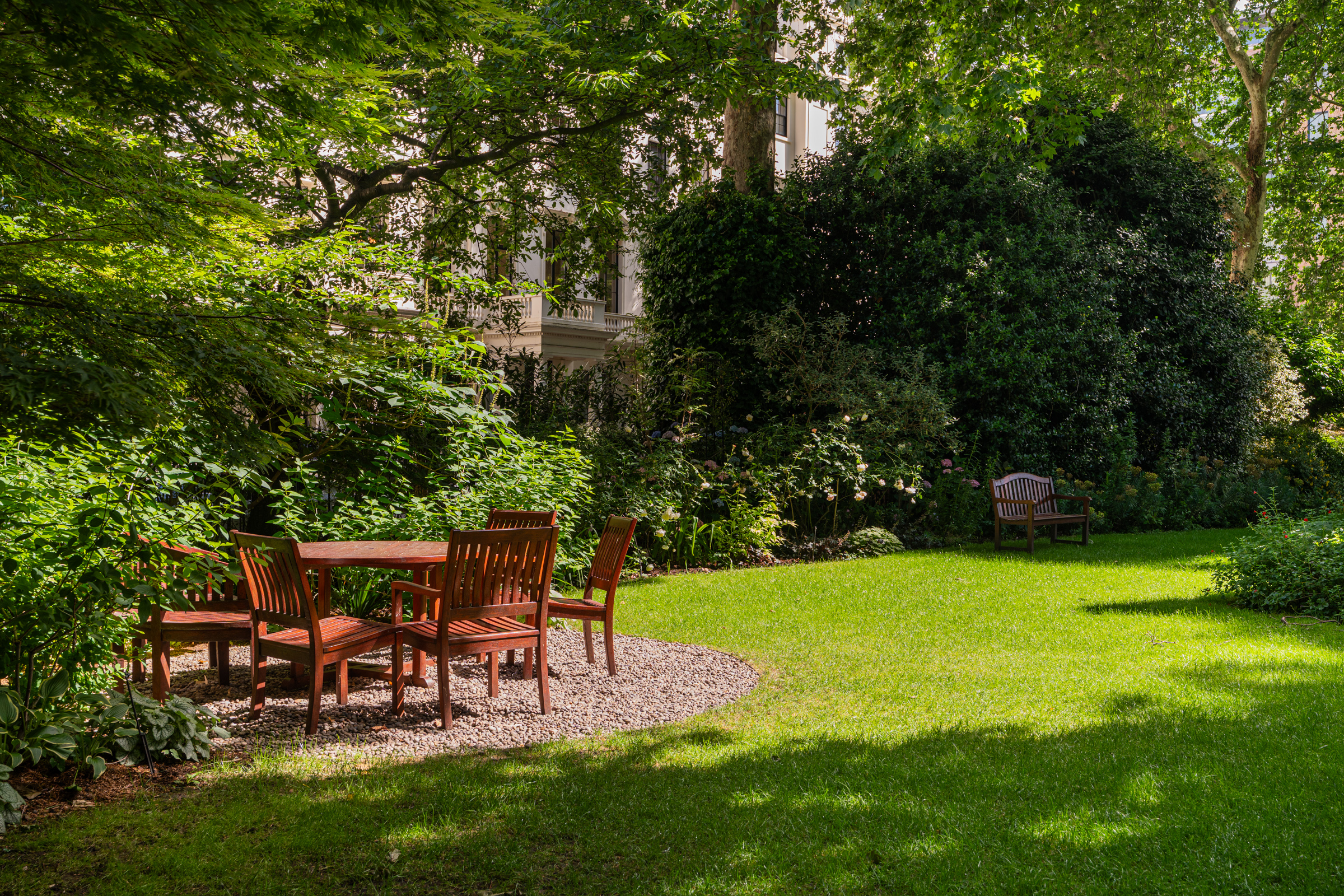  A South-Facing Apartment Overlooking Hyde Park Square