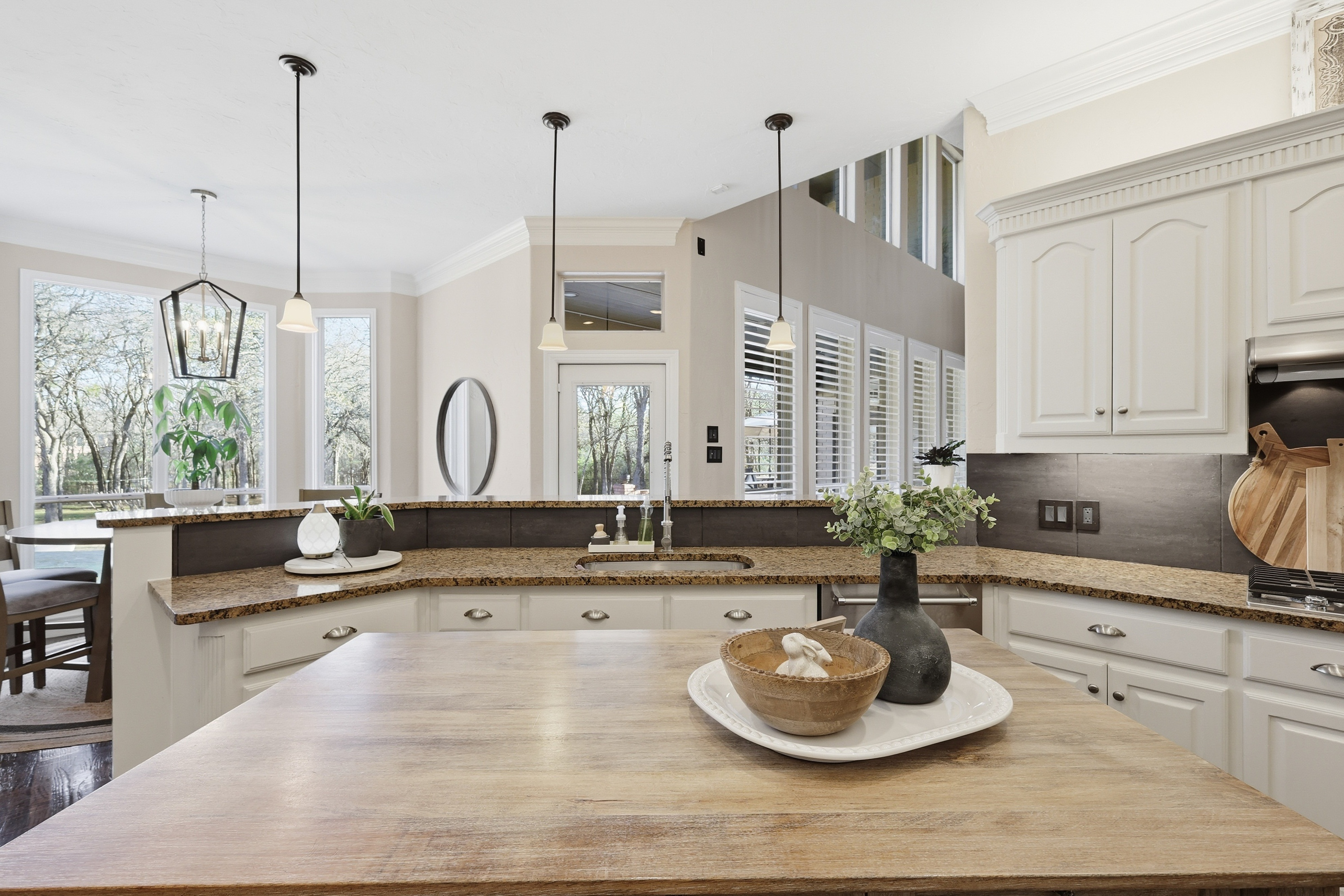  Resort-Style Estate Living on 1.9 Wooded Acres in Prestigious Shadow Wood Estate - 物件實景