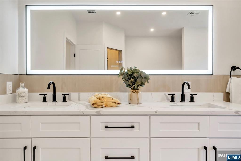 Northvale, New Jersey, 07647, United States, 6 Bedrooms Bedrooms, ,6 BathroomsBathrooms,Residential,For Sale,2003296