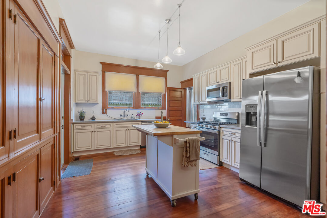 Los Angeles, California, 90006, United States, 6 Bedrooms Bedrooms, ,5 BathroomsBathrooms,Residential,For Sale,1883118
