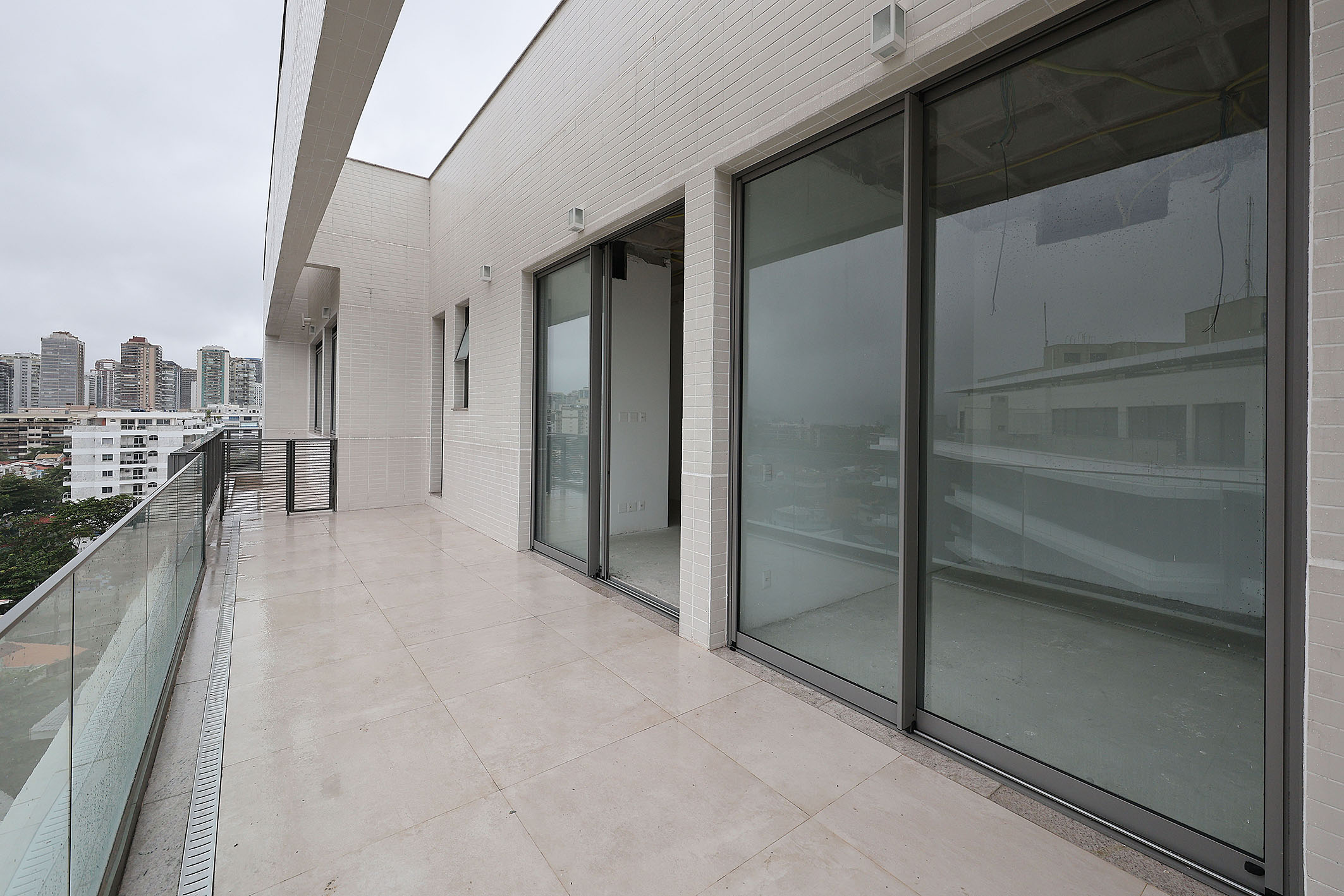  Linear Oceanfront Penthouse with Panoramic Views and Custom Potential - 物件實景