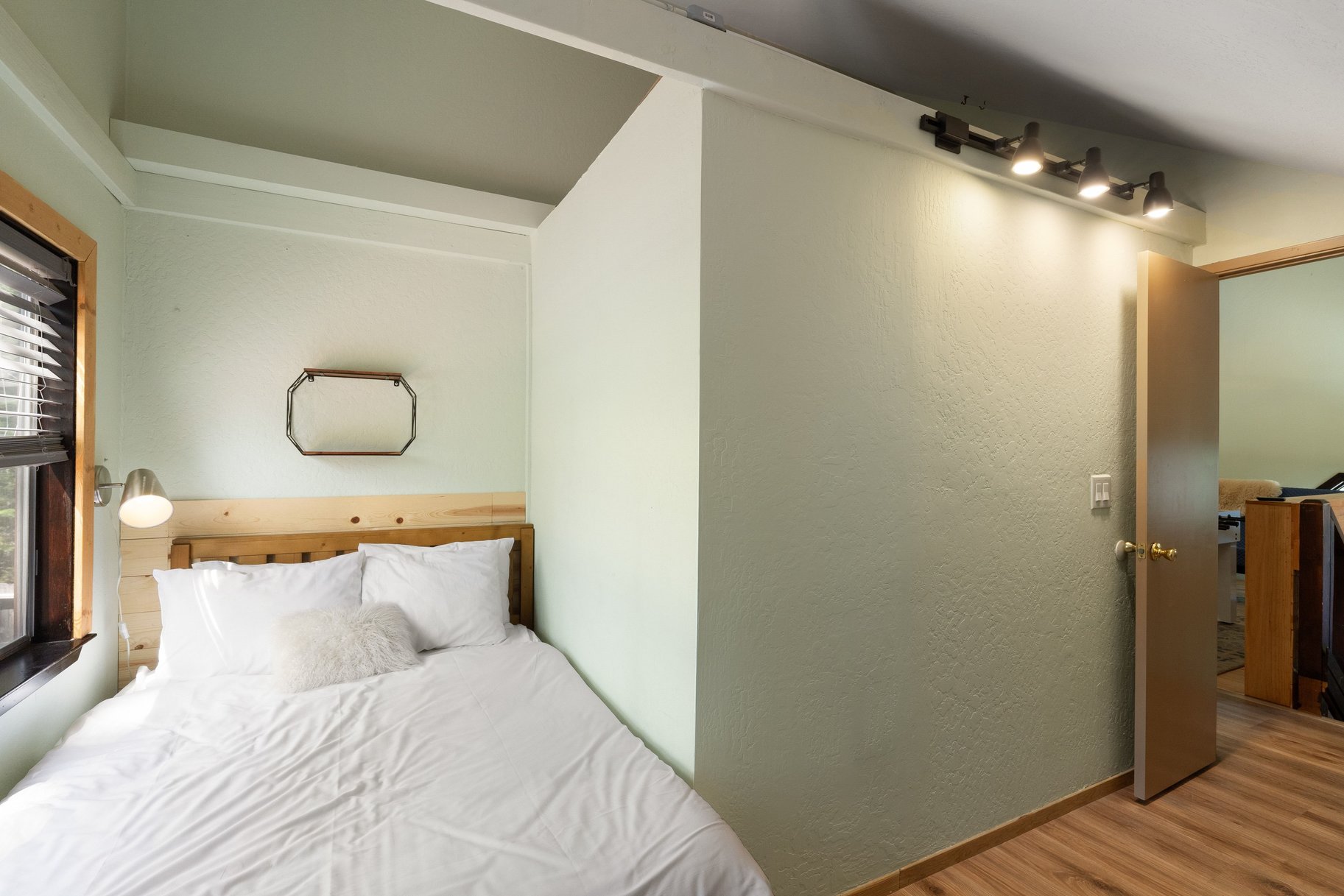  West Shore Gem - An Authentic Pineland Chalet with Detached Garage + Studio - 物件實景