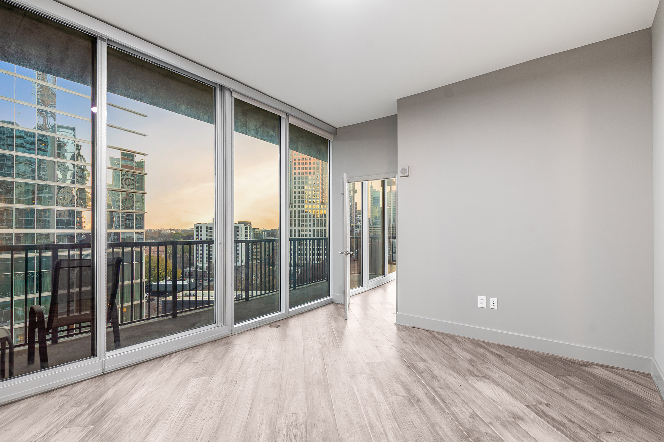  Iconic Intown Living at 1010 Midtown - 物件實景