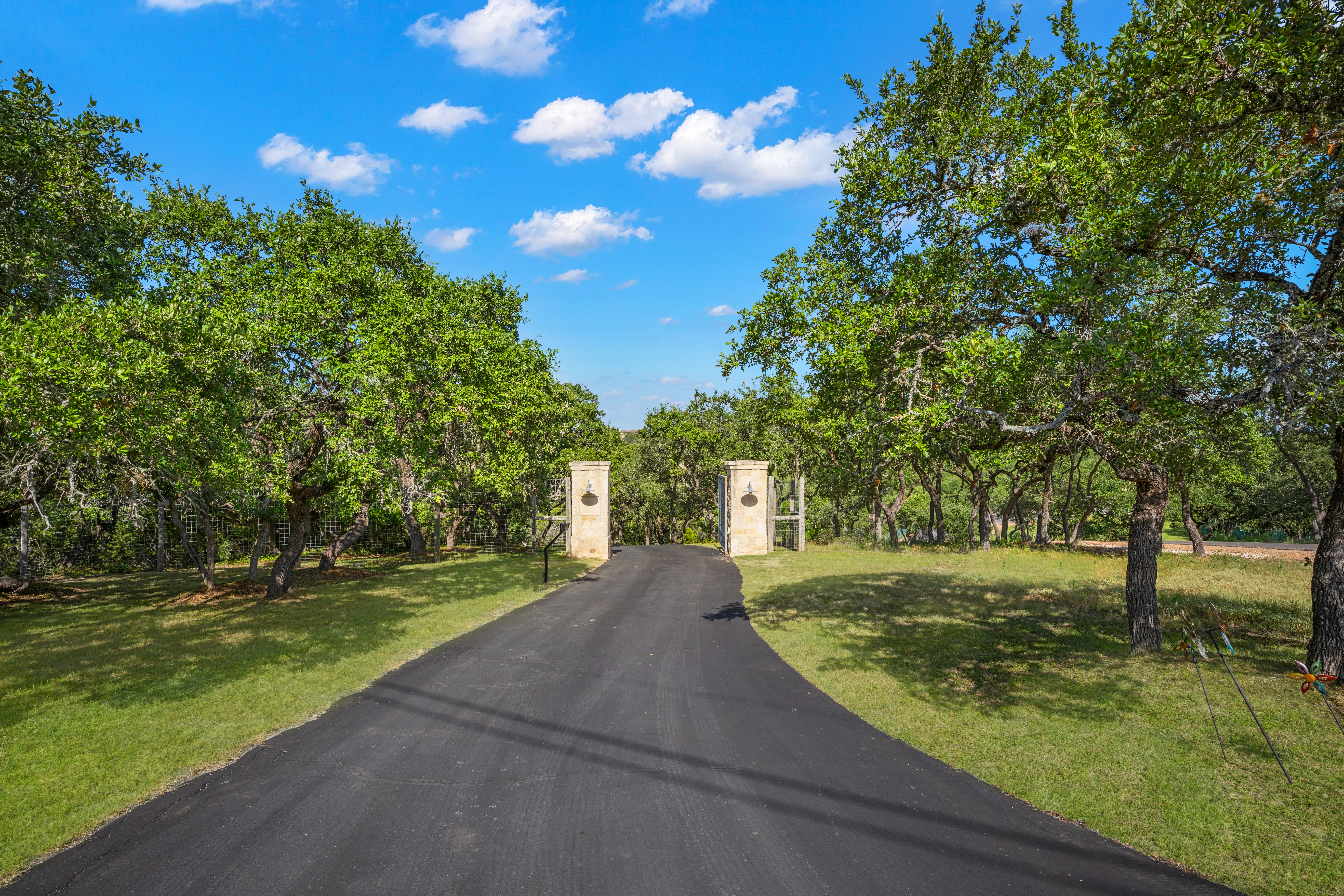  Hill Country Estate with Privacy and Presence - 物件實景