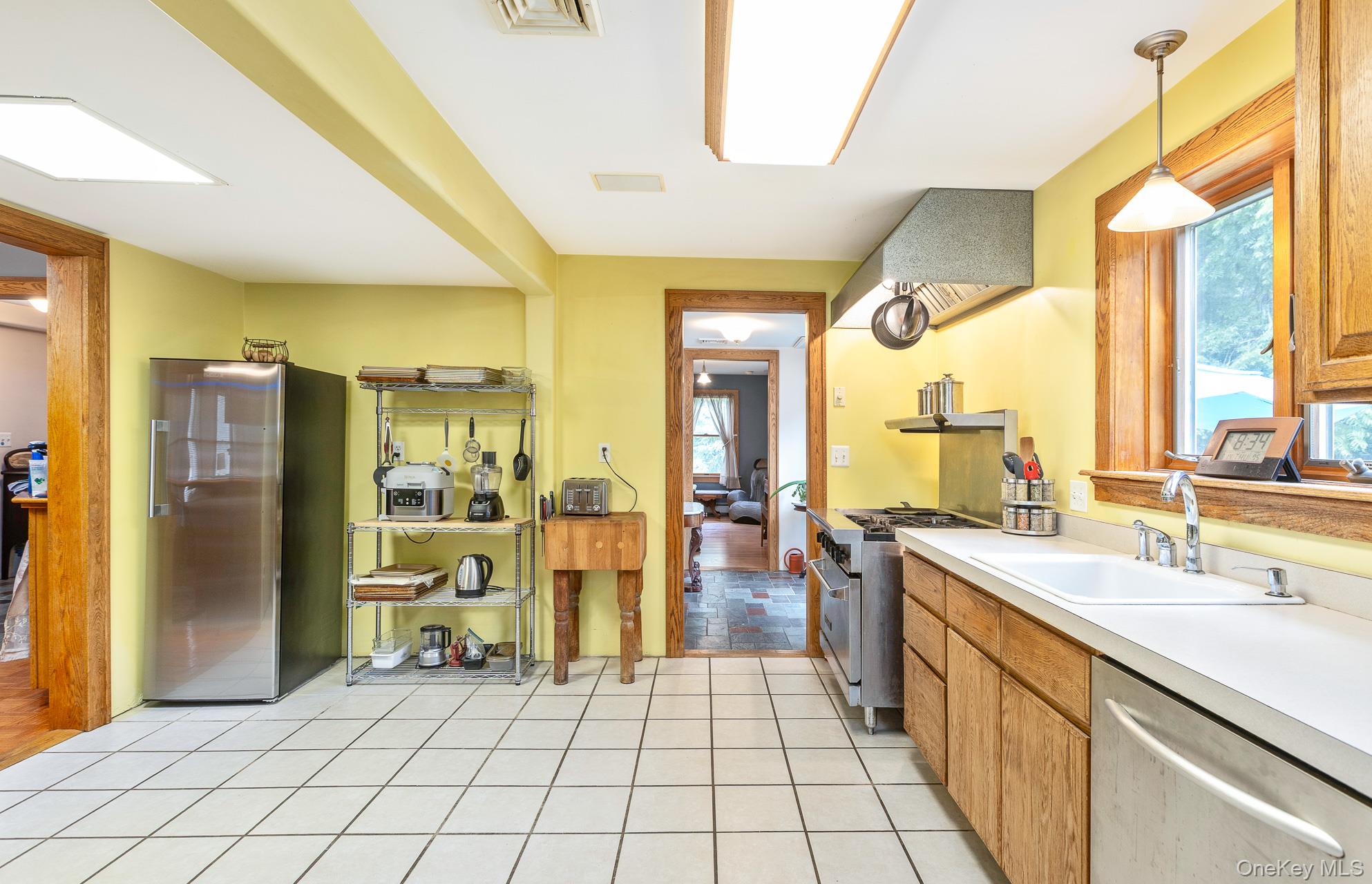 Manorville, New York, 11949, United States, 4 Bedrooms Bedrooms, ,2 BathroomsBathrooms,Residential,For Sale,1917125