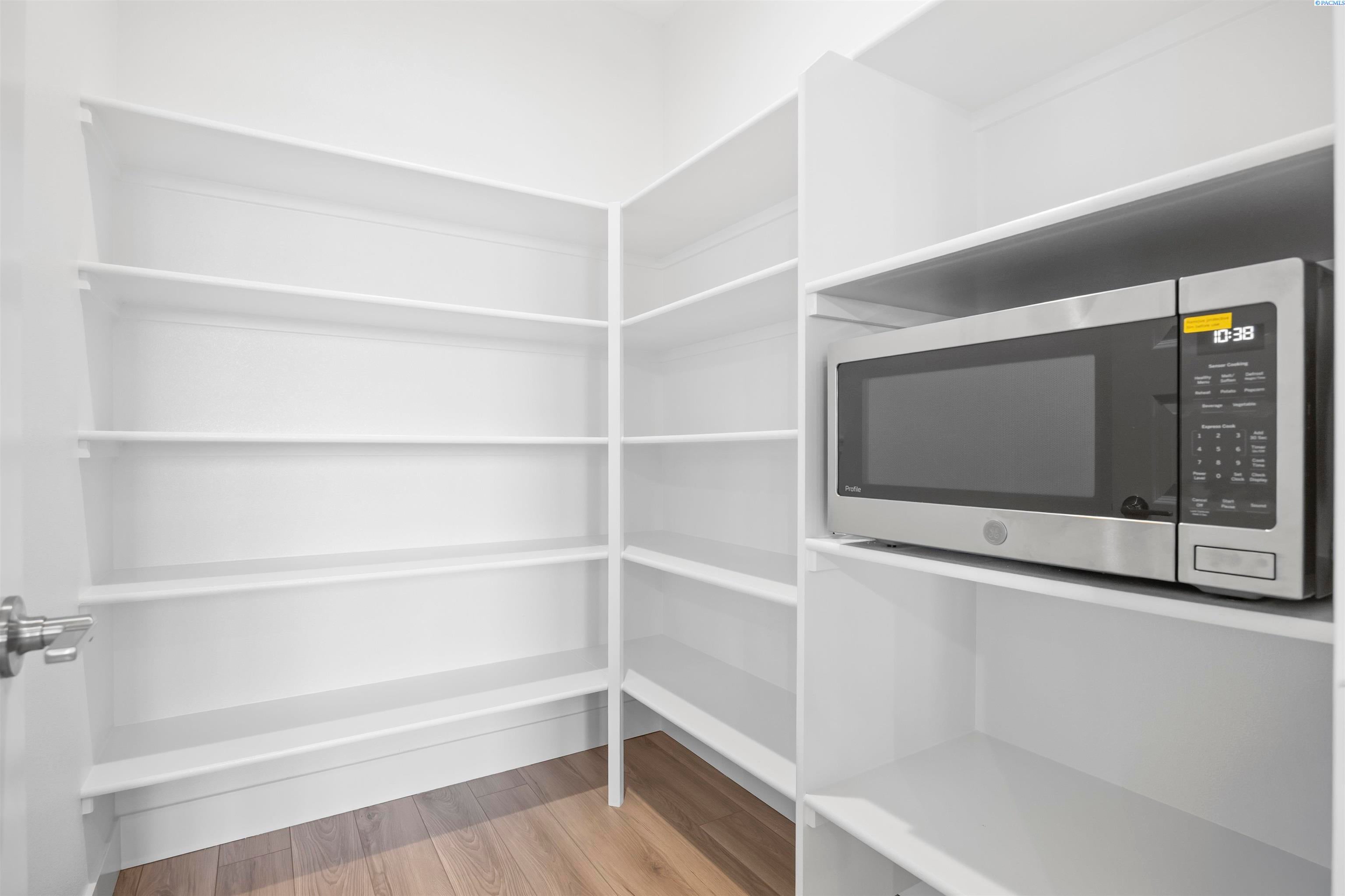 West Richland, Washington, 99353, United States, 4 Bedrooms Bedrooms, ,2 BathroomsBathrooms,Residential,For Sale,2014004