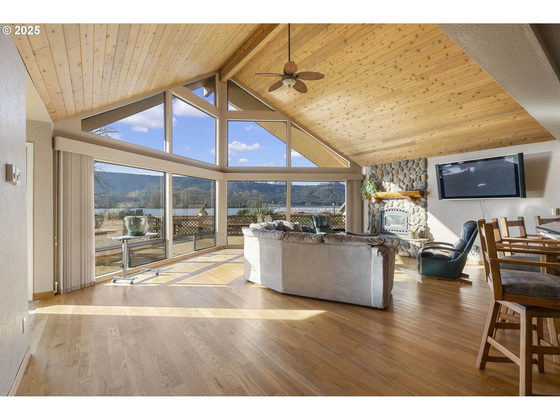 Cathlamet, Washington, 98612, United States, 3 Bedrooms Bedrooms, ,4 BathroomsBathrooms,Residential,For Sale,1975452