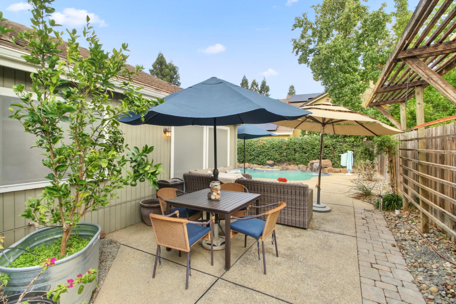 Elk Grove, California, 95624, United States, 4 Bedrooms Bedrooms, ,4 BathroomsBathrooms,Residential,For Sale,1987629