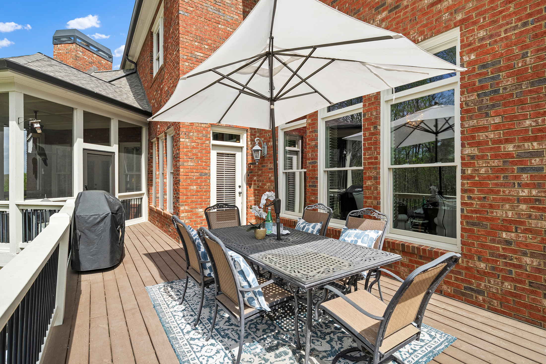  Meticulous Brick Estate Blends Timeless Architecture with Elevated Design - 物件實景