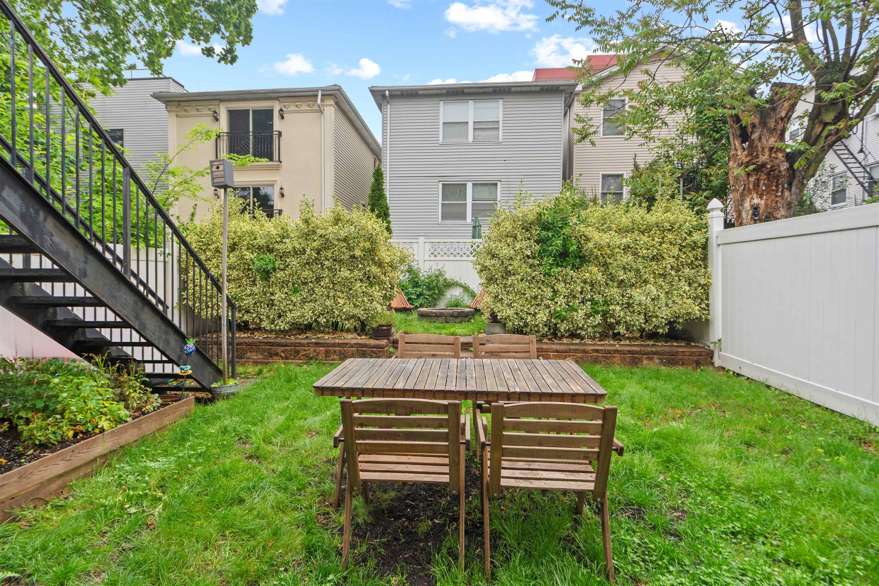 Jersey City, New Jersey, 07307, United States, 3 Bedrooms Bedrooms, ,2 BathroomsBathrooms,Residential,For Sale,1916782
