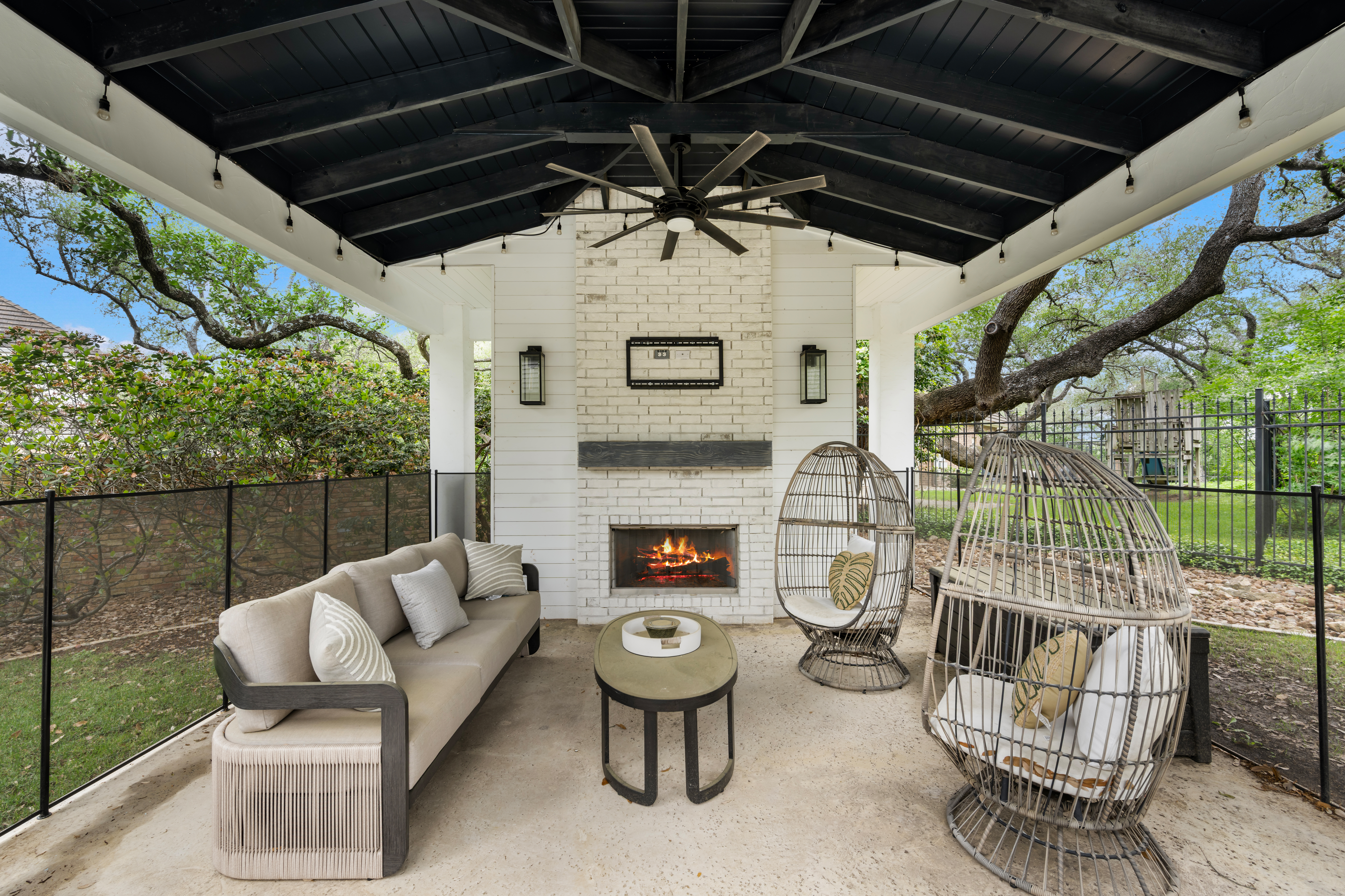  Elegant Retreat with Resort-Style Backyard - 物件實景