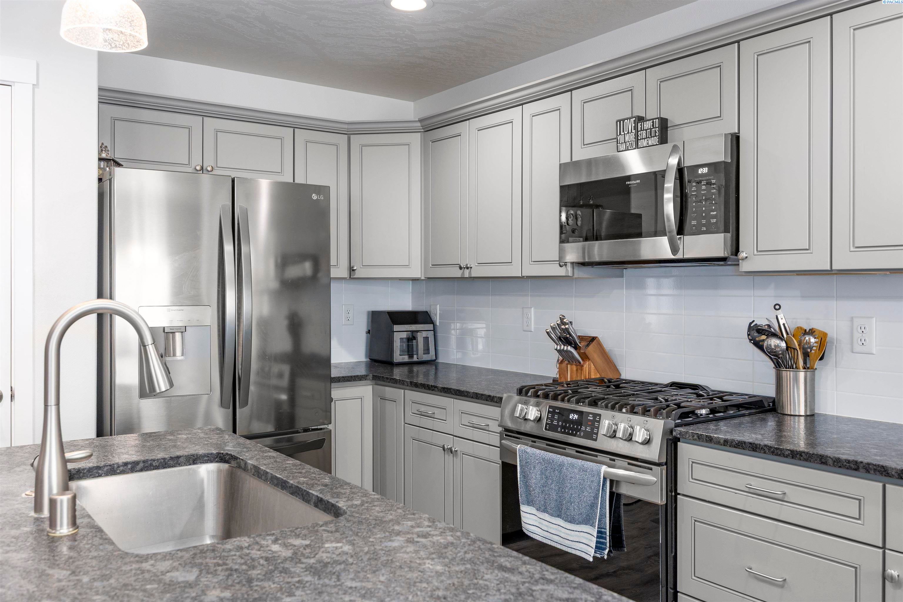 Kennewick, Washington, 99338, United States, 3 Bedrooms Bedrooms, ,2 BathroomsBathrooms,Residential,For Sale,1943089