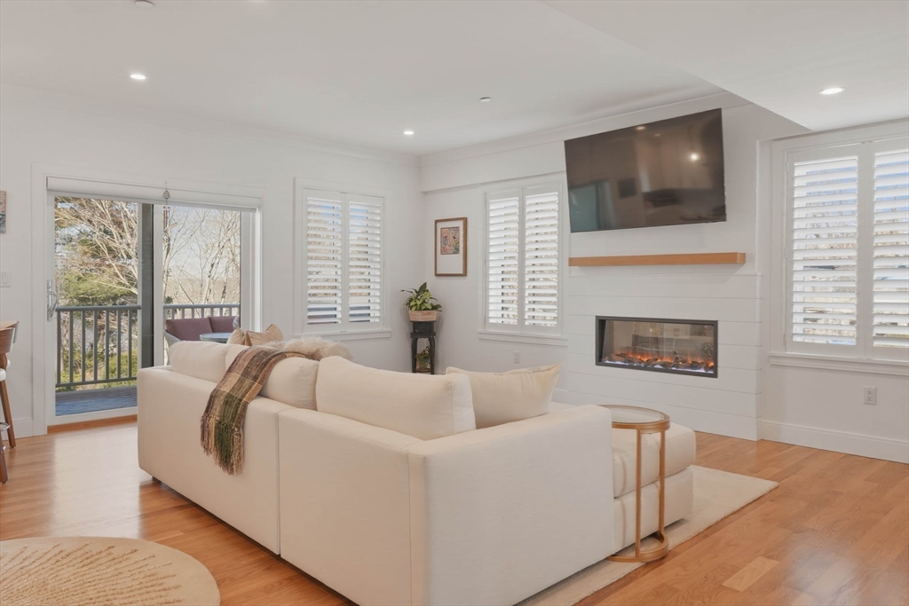 Wakefield, Massachusetts, 01880, United States, 2 Bedrooms Bedrooms, ,3 BathroomsBathrooms,Residential,For Sale,2036926