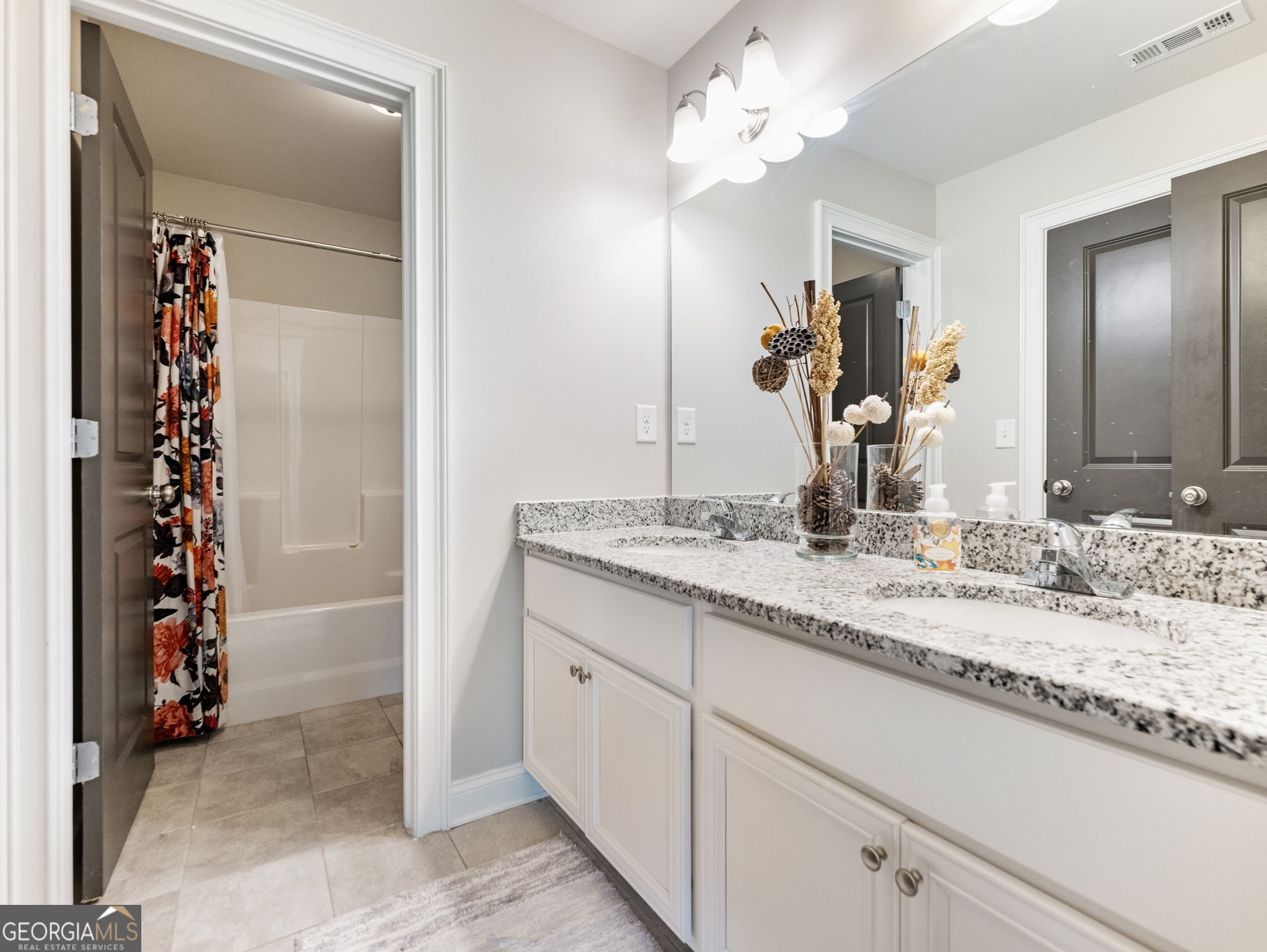 Hoschton, Georgia, 30548, United States, 5 Bedrooms Bedrooms, ,3 BathroomsBathrooms,Residential,For Sale,1986295