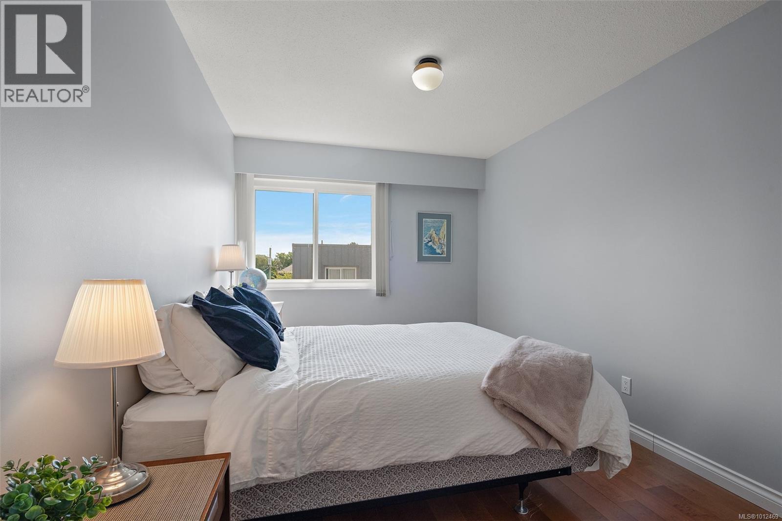 VICTORIA, British Columbia, V8V 2X5, CA, 2 Bedrooms Bedrooms, ,1 BathroomBathrooms,Residential,For Sale,1950619